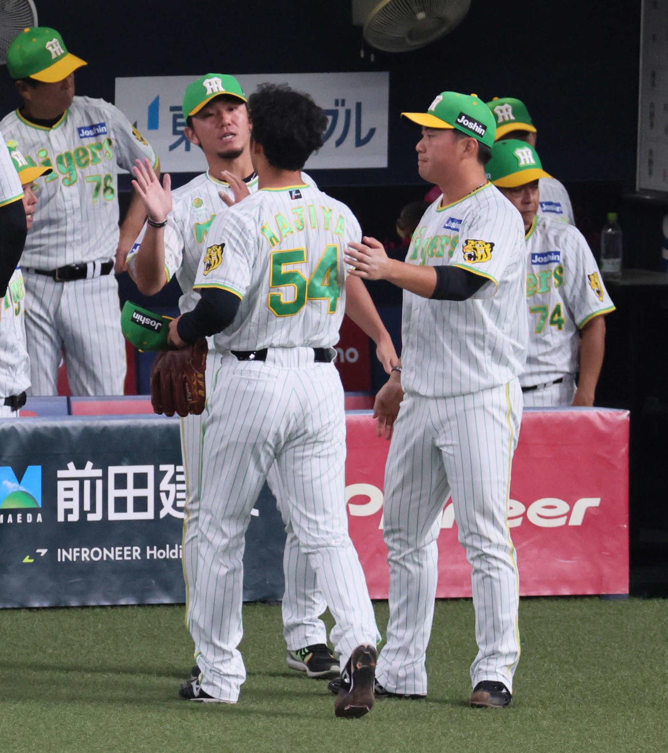 阪神対ヤクルト　7回表ヤクルト攻撃終了、無失点に抑えて喜び合う、左から伊藤将、加治屋、桐敷（撮影・宮崎幸一）