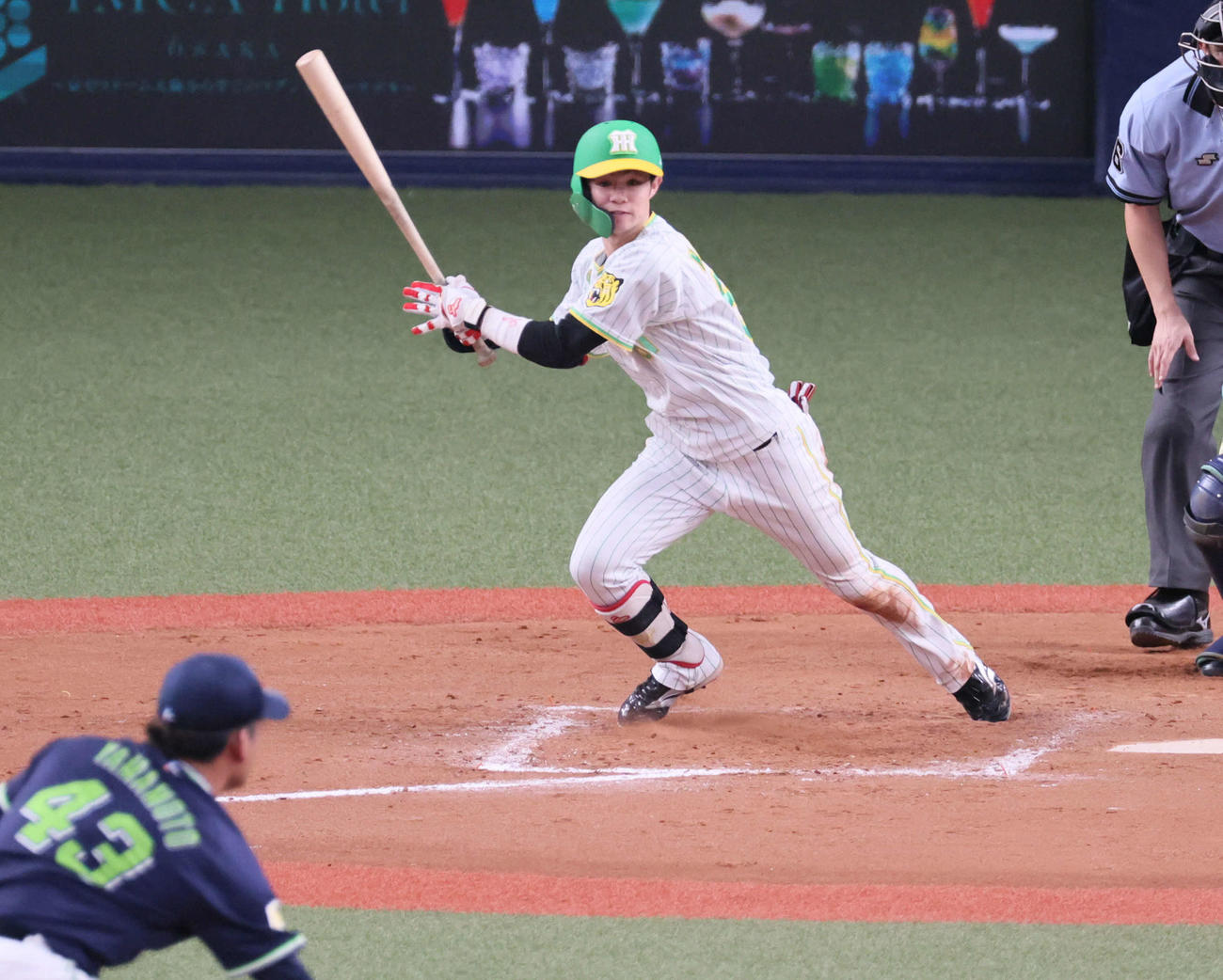 阪神対ヤクルト　8回裏阪神2死、中野は中前打を放つ（撮影・宮崎幸一）