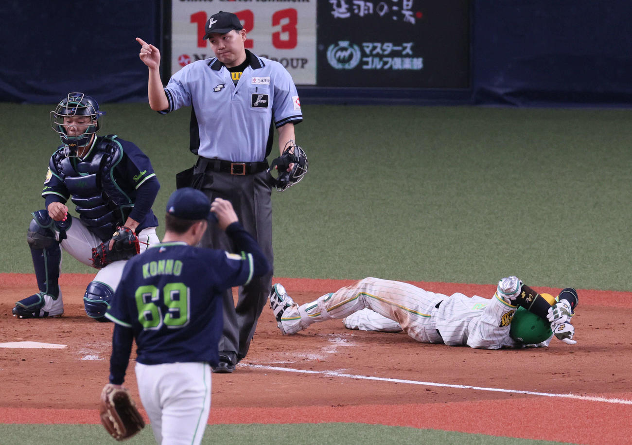阪神対ヤクルト　5回裏阪神1死、梅野は左手首に死球を受け交代となる（撮影・宮崎幸一）