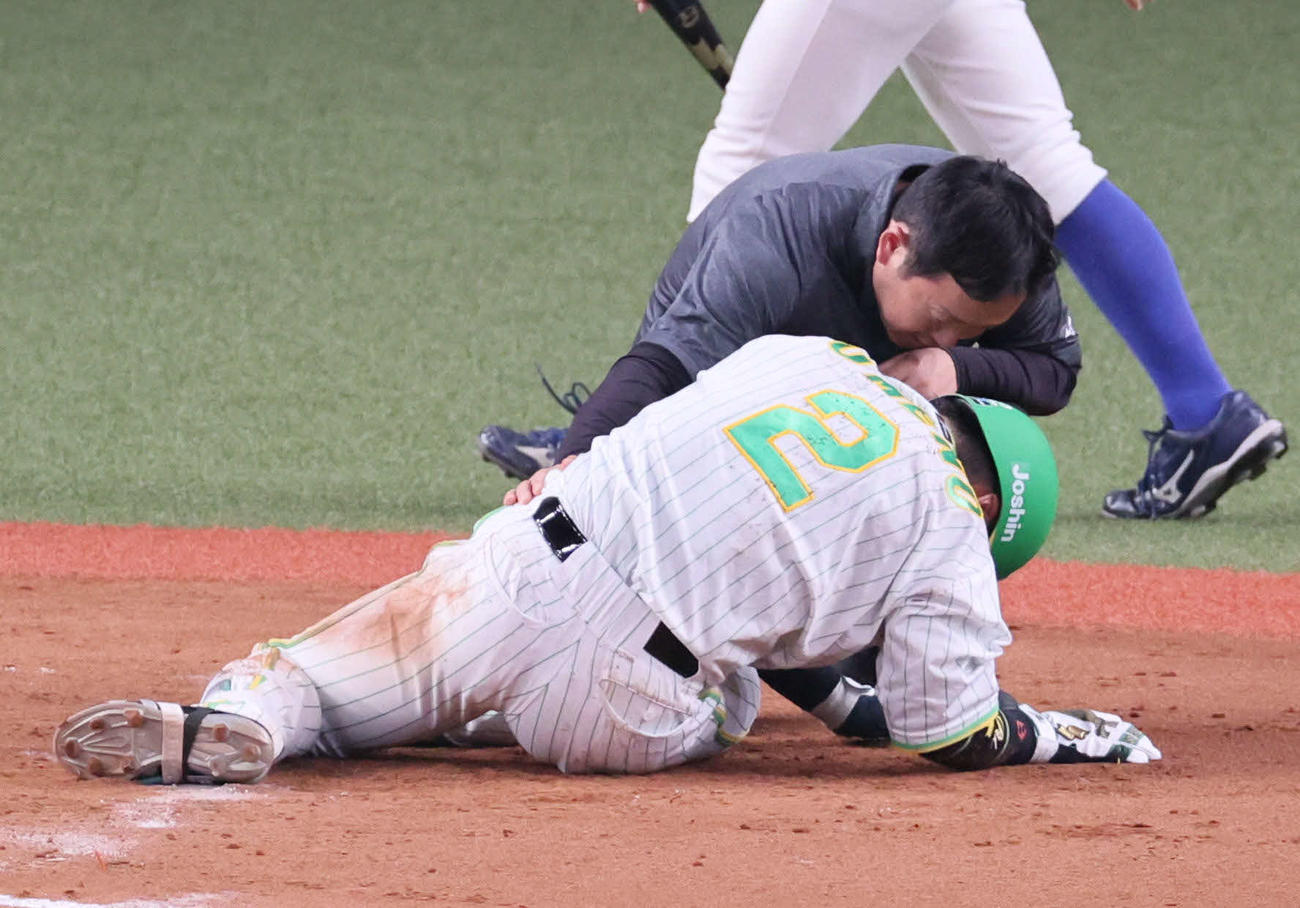 阪神対ヤクルト　5回裏阪神1死、梅野は左手首に死球を受け交代となる（撮影・宮崎幸一）