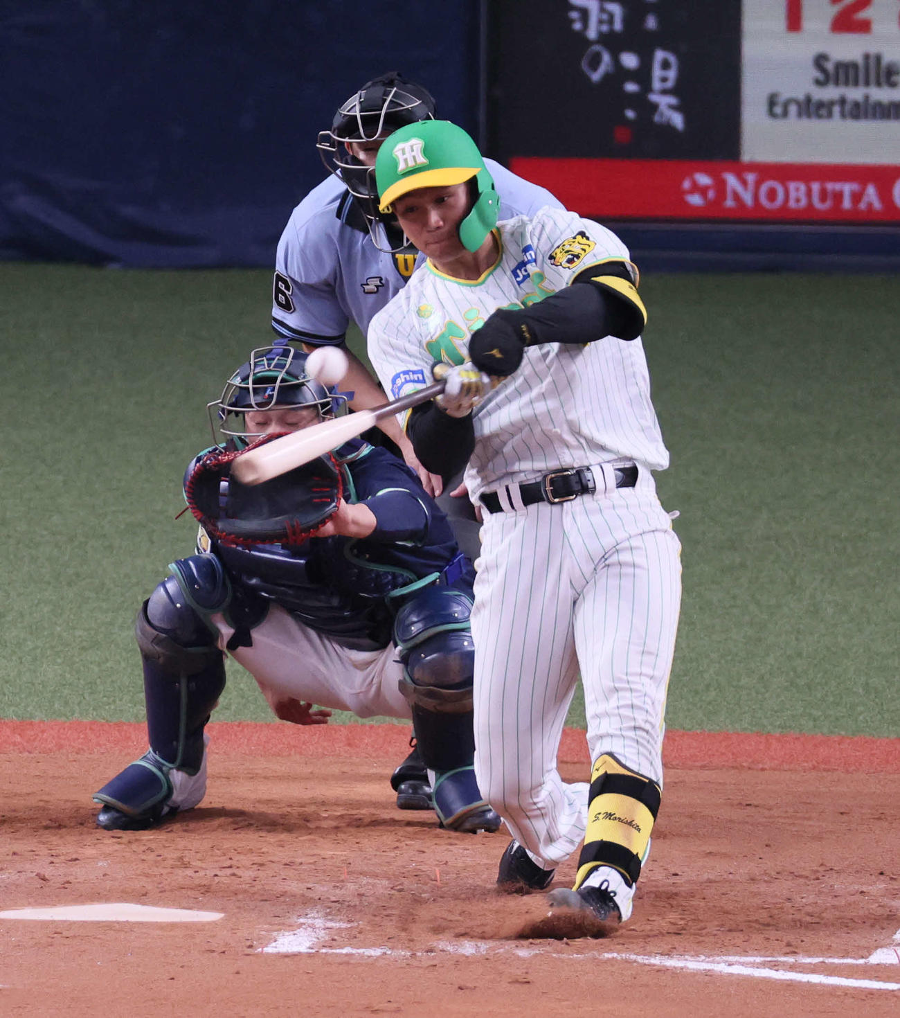 阪神対ヤクルト　8回裏阪神2死一塁、森下は左前打を放つ（撮影・宮崎幸一）