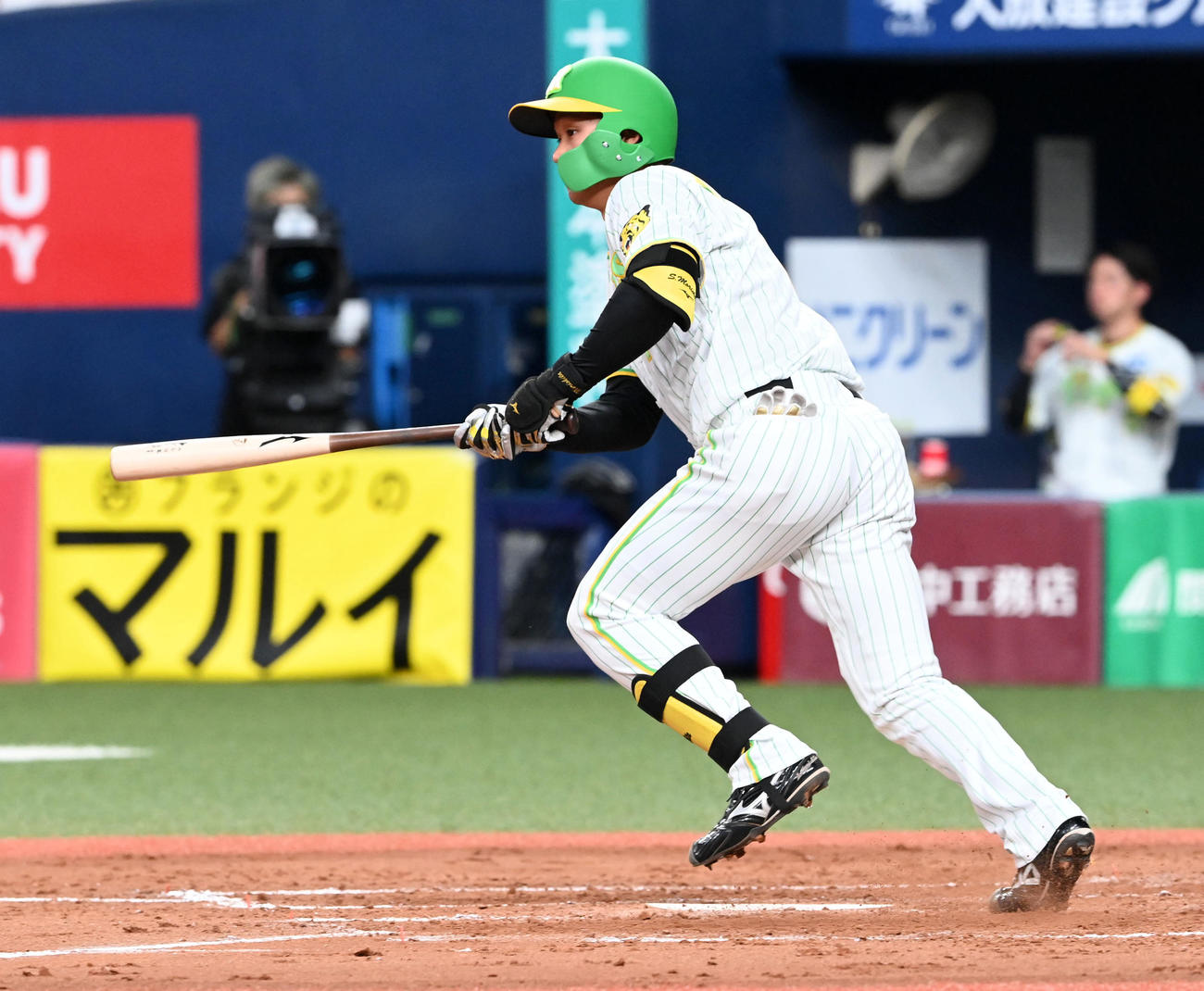 阪神対ヤクルト　3回裏阪神1死一塁、森下は左前打を放つ（撮影・前岡正明）