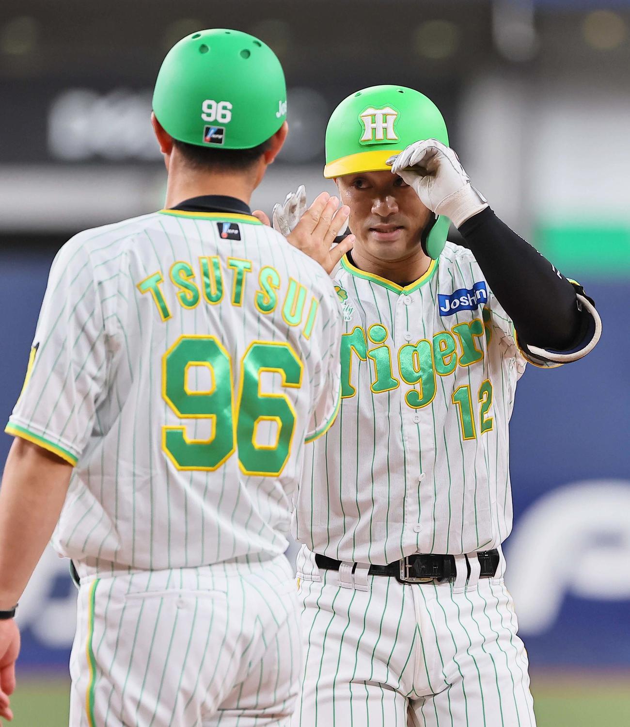 阪神対ヤクルト　7回裏阪神1死一、三塁、坂本は中前に適時打を放つ（撮影・上田博志）