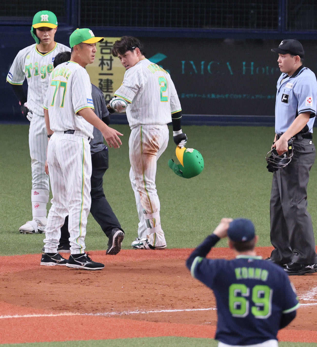 阪神対ヤクルト　5回裏阪神1死、梅野は左手首に死球を受け、治療を受けに下がりながら今野をにらむ（撮影・宮崎幸一）