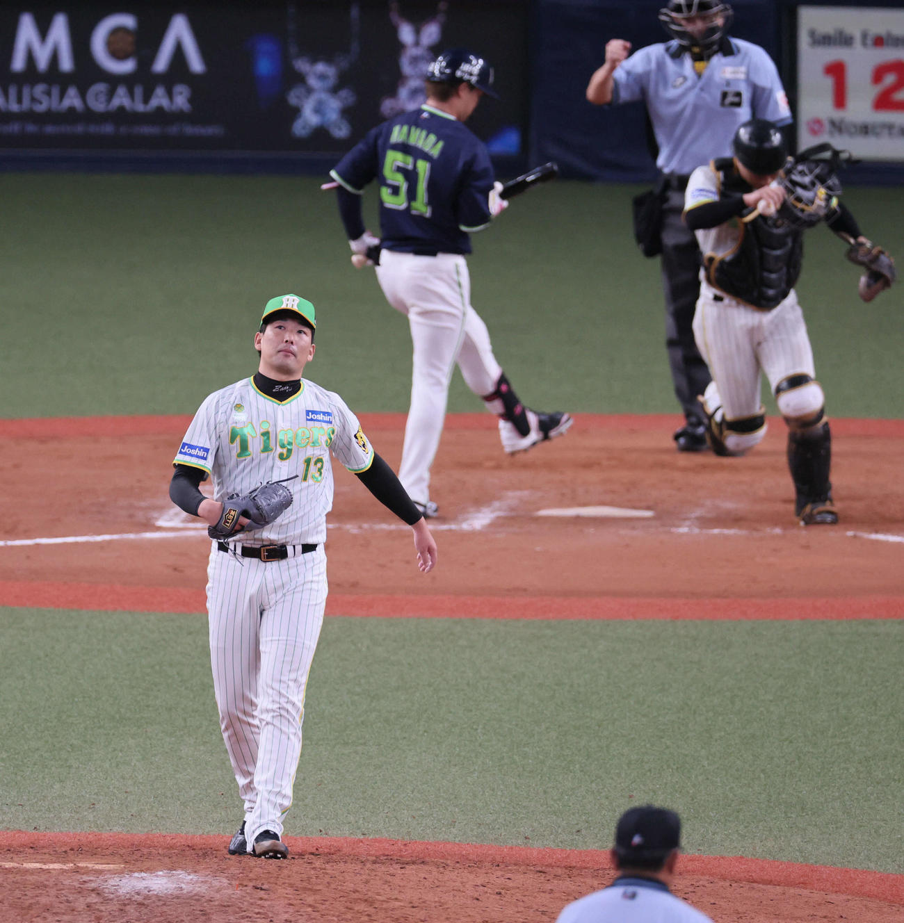 阪神対ヤクルト　最後の打者浜田を三振に仕留めて10連勝を確定させた岩崎（撮影・宮崎幸一）