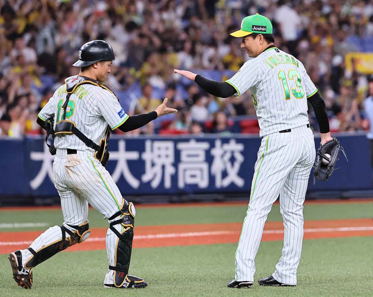 阪神対ヤクルト　ヤクルトに勝利し坂本（左）とタッチする岩崎（撮影・上田博志）