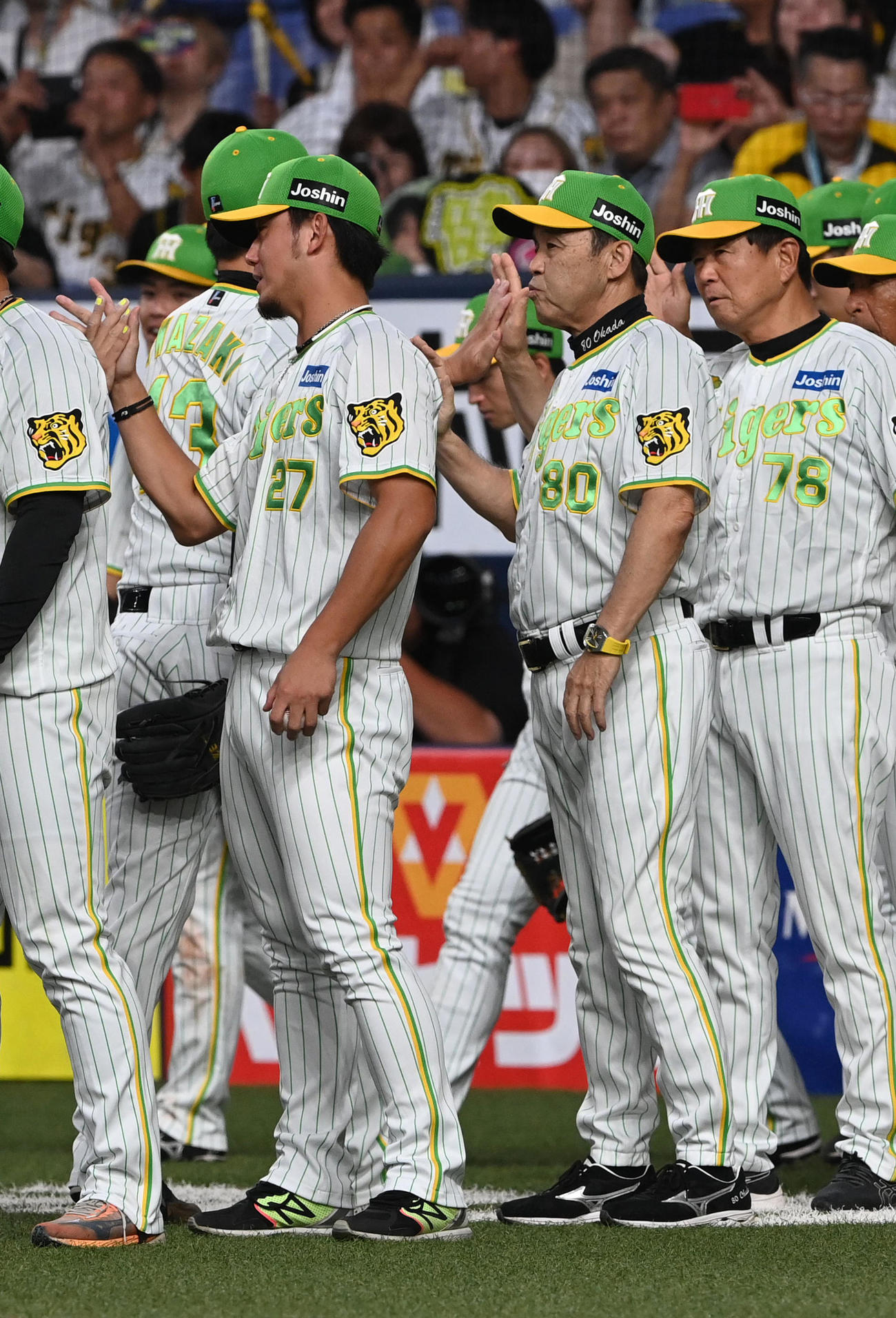 阪神対ヤクルト　岩崎（左）を迎える岡田監督（撮影・前岡正明）