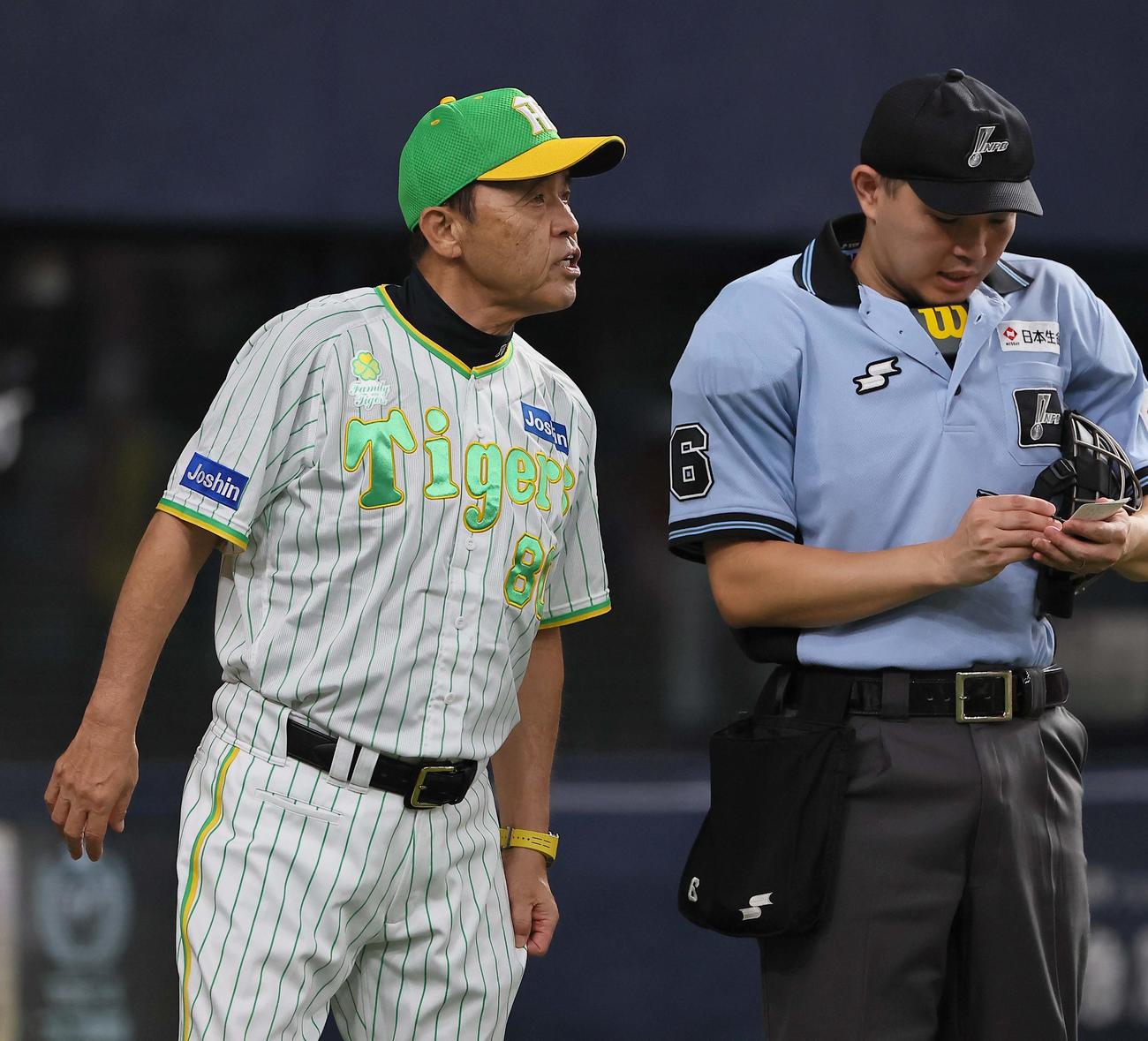 阪神対ヤクルト　選手交代を告げる岡田監督（撮影・上田博志）