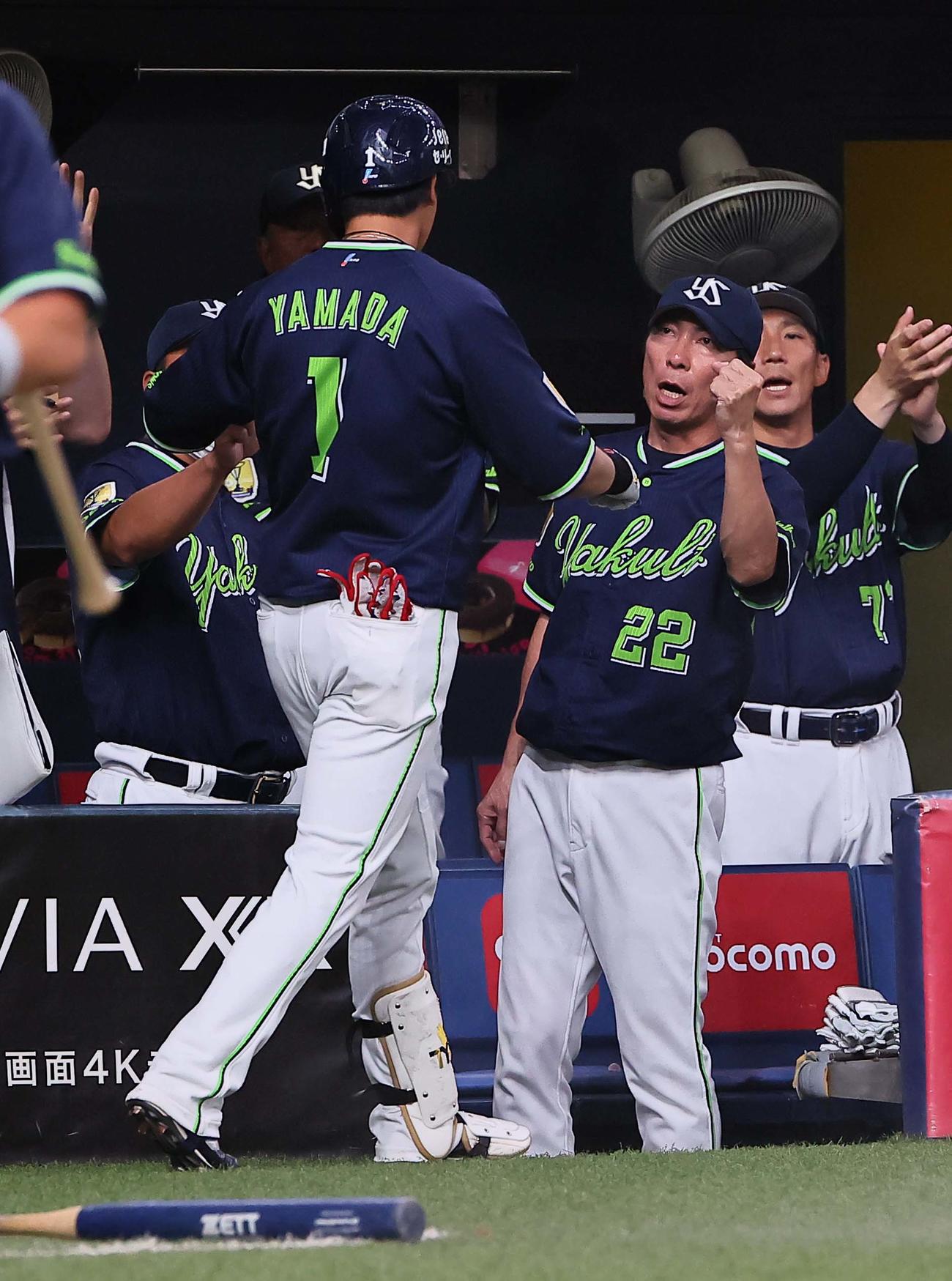 阪神対ヤクルト　5回表ヤクルト2死一塁、2点本塁打を放った山田（左）を出迎える高津監督（撮影・上田博志）