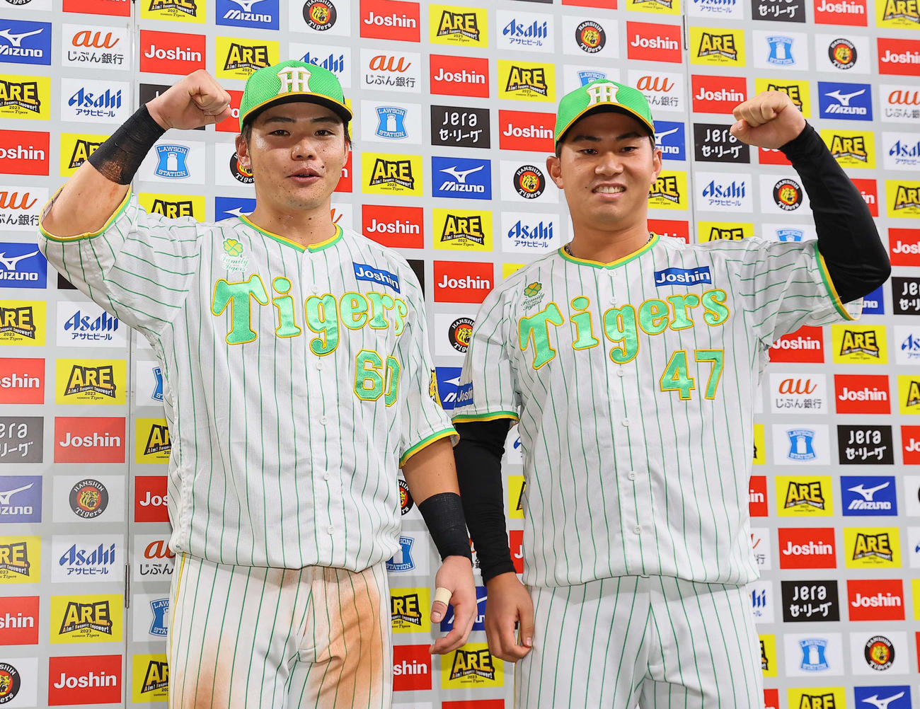 阪神対ヤクルト　お立ち台でバモスポーズを見せる阪神小野寺（左）と桐敷（撮影・上田博志）