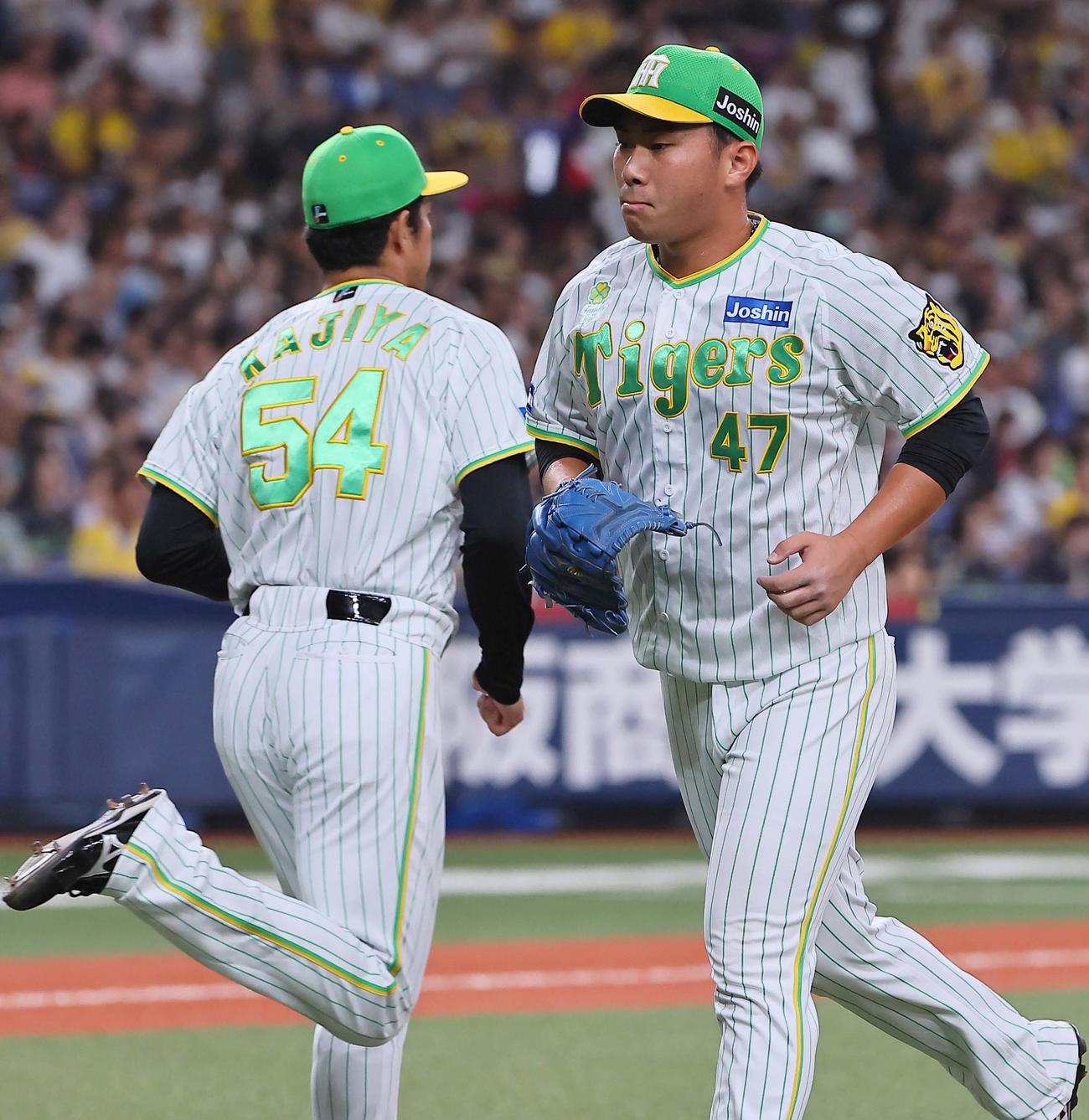 阪神対ヤクルト　7回、桐敷（右）は加治屋と交代しベンチに引き揚げる（撮影・上田博志）