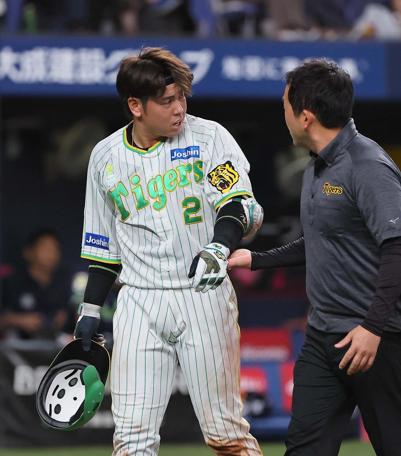 阪神対ヤクルト　5回裏阪神1死、左手に死球を受け交代となる梅野（撮影・上田博志）