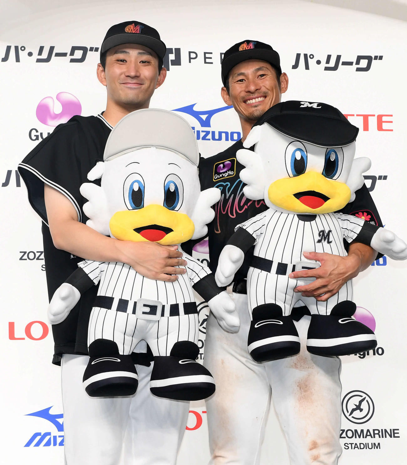 ロッテ対西武　今季6勝目を挙げたロッテ小島（左）と笑顔で記念撮影に納まる荻野（撮影・たえ見朱実）