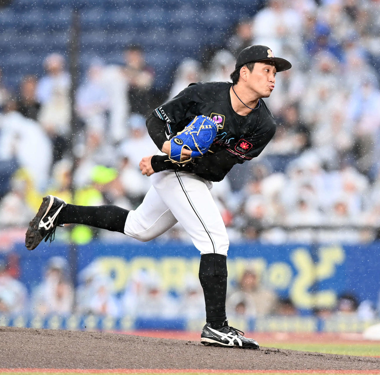 ロッテ対西武　ロッテの先発小島（撮影・たえ見朱実）