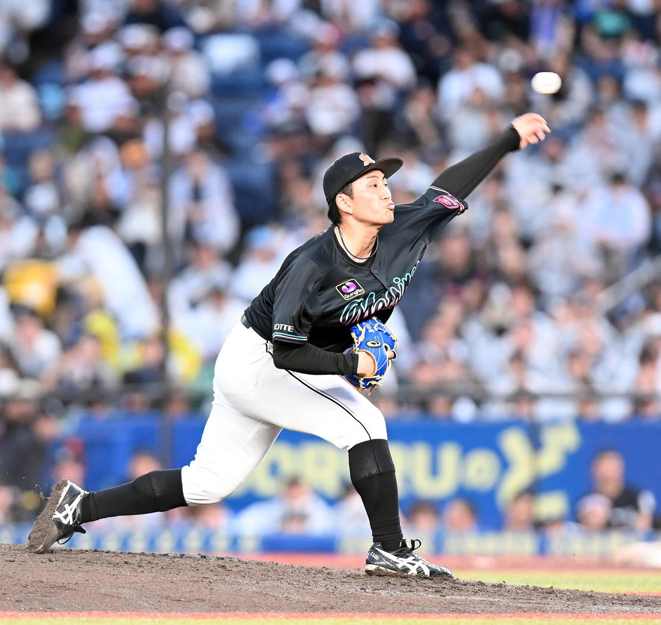ロッテ対西武　力投するロッテの先発小島（撮影・たえ見朱実）