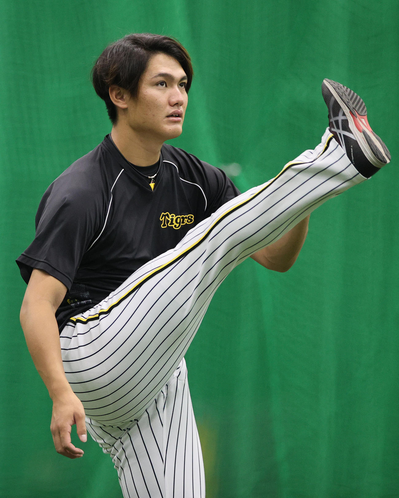 投手指名練習で体を動かす阪神西純（撮影・上山淳一）