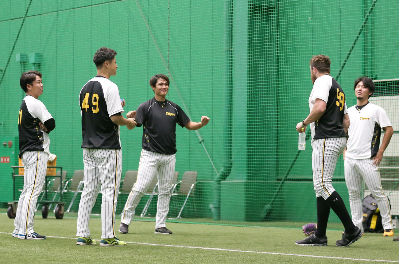 阪神投手指名練習に参加する、左から村上頌樹、大竹、西純、ビーズリー、伊藤将（撮影・上山淳一）