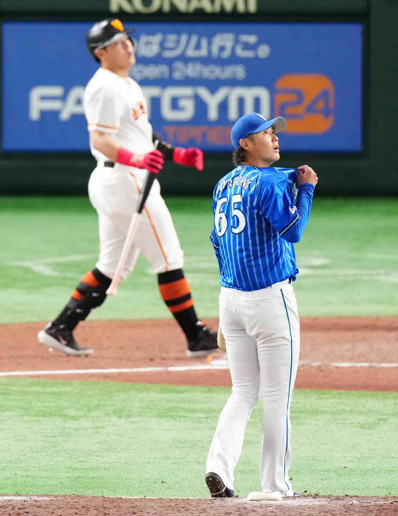 13日、巨人岡本和にソロ本塁打を浴びるDeNA宮国椋丞