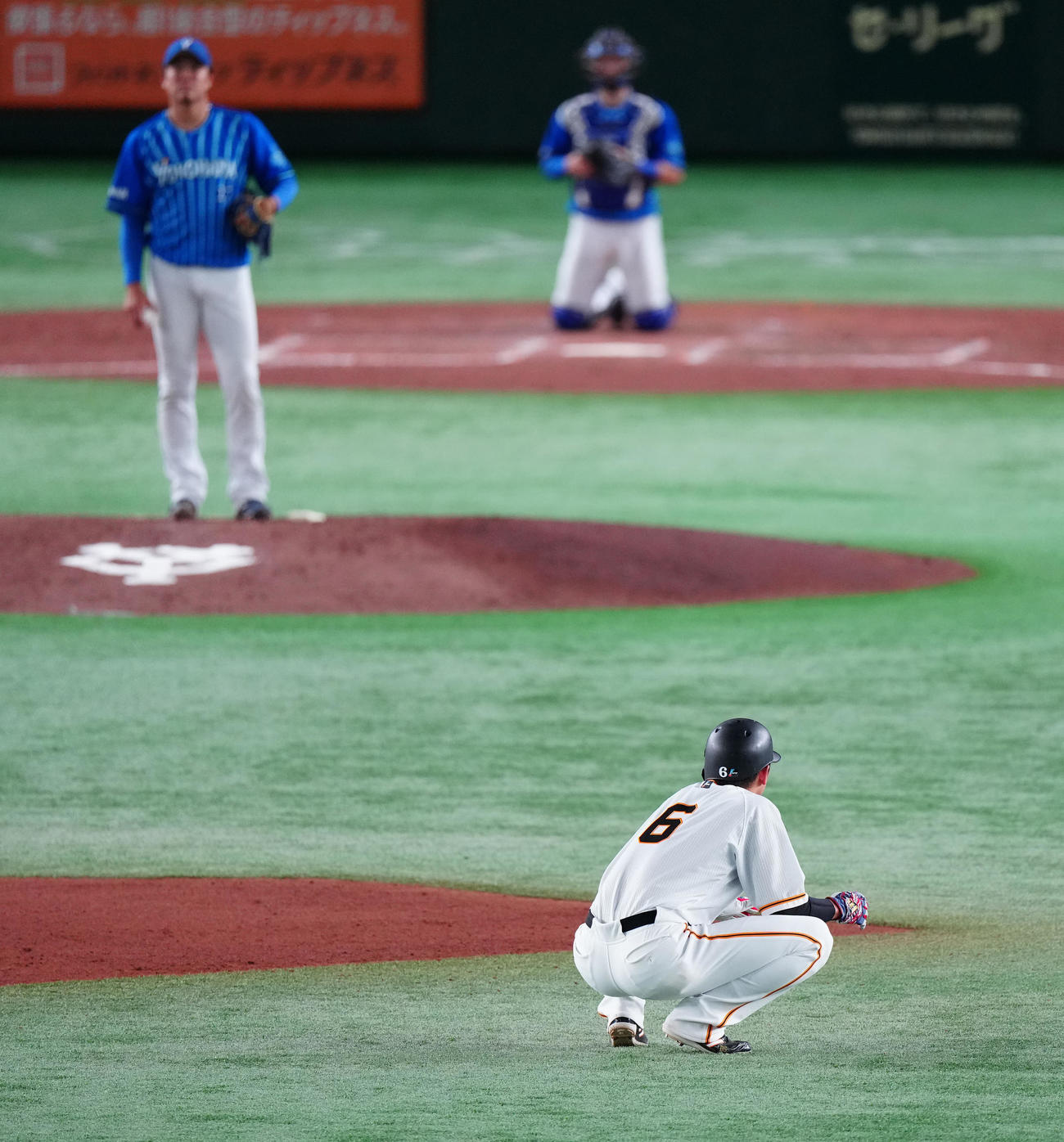 23年8月13日、巨人対DeNA 4回裏巨人無死、リプレー検証で判定が覆らず、二塁打となり、倒れ込む坂本