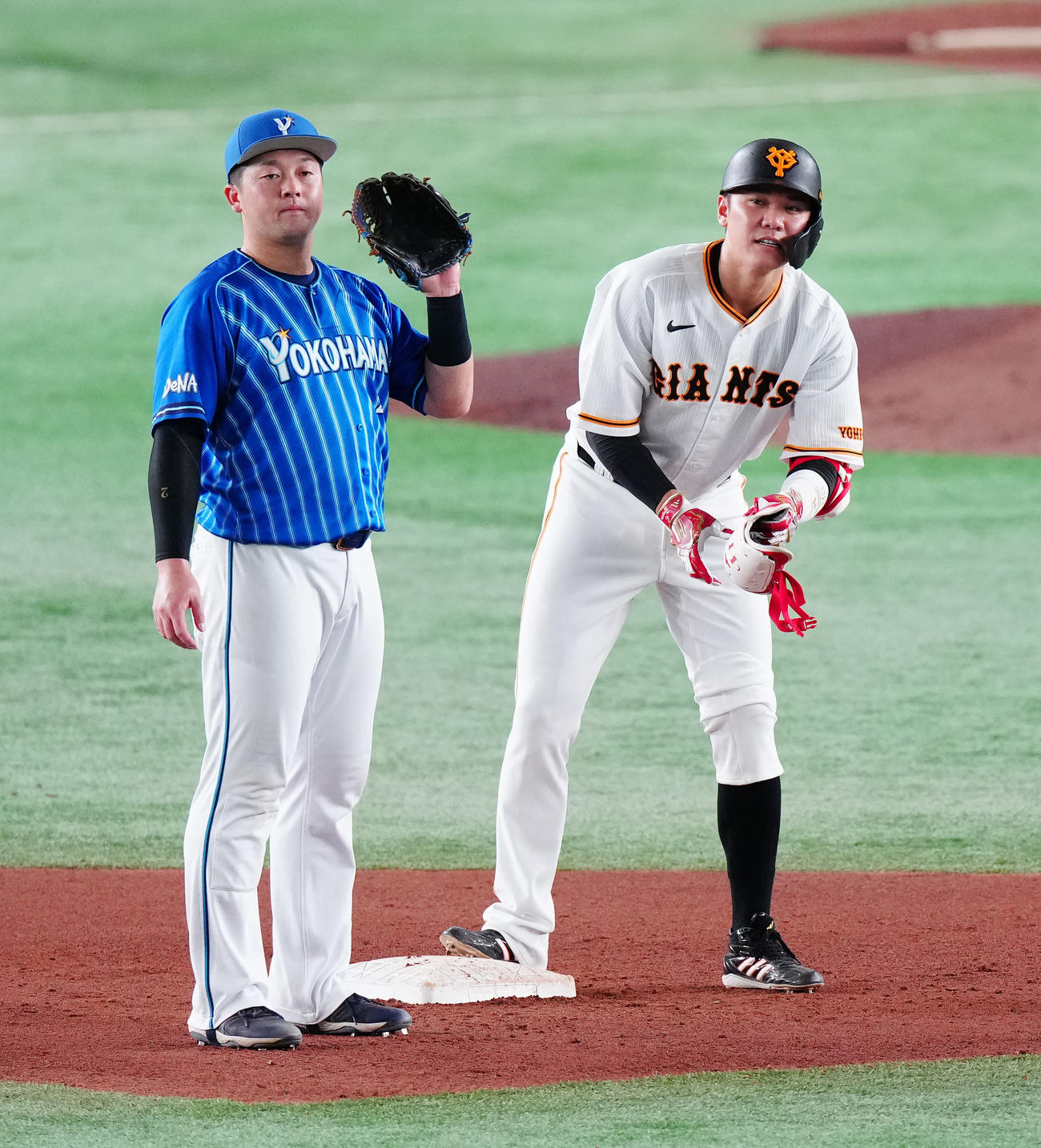 23年8月13日、巨人対DeNA 4回裏巨人無死、二塁打を放った坂本。左は二塁手牧
