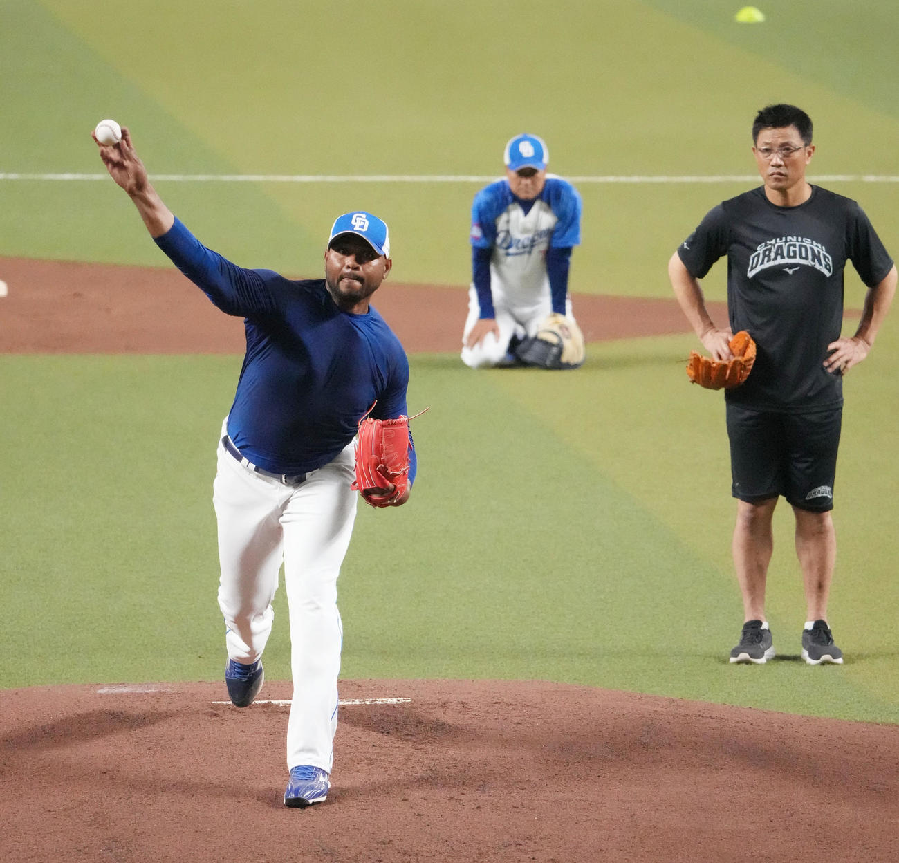 バンテリンドームのマウンドで投球練習をするフェリス（左）右から大塚投手コーチ、落合ヘッド兼投手コーチ（撮影・森本幸一）