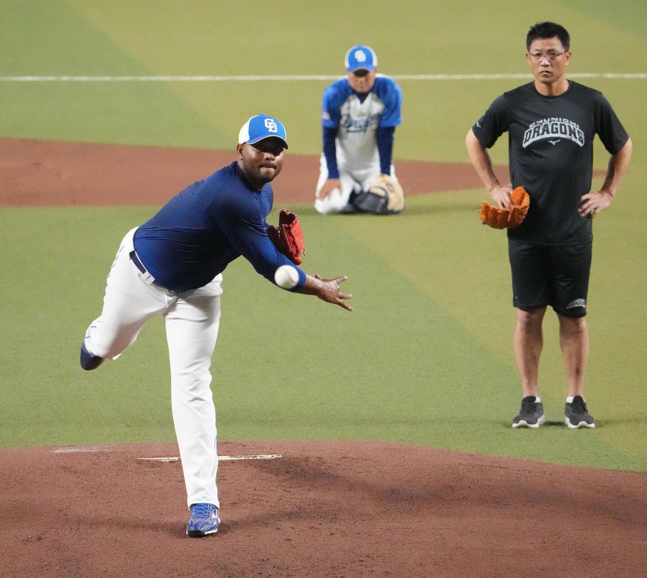 バンテリンドームのマウンドで投球練習をするフェリス（左）右から大塚投手コーチ、落合ヘッド兼投手コーチ（撮影・森本幸一）
