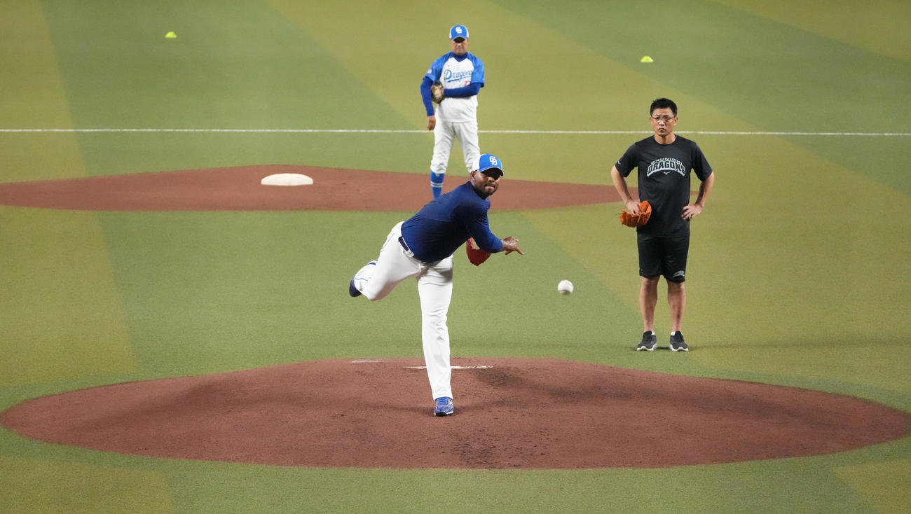 バンテリンドームのマウンドで投球練習をするフェリス（左）右から大塚投手コーチ、落合ヘッド兼投手コーチ（撮影・森本幸一）