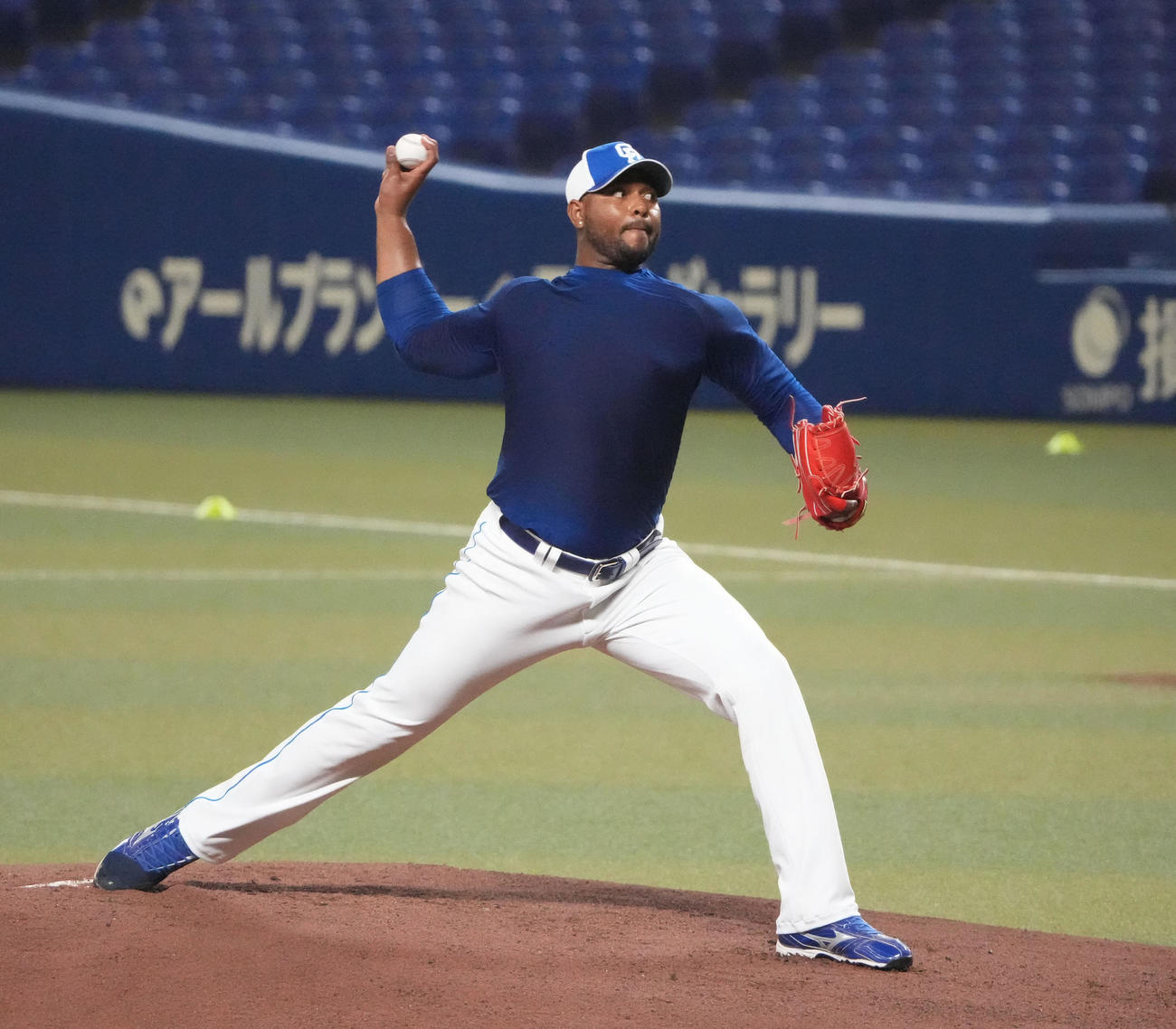 バンテリンドームのマウンドで投球練習をするフェリス（撮影・森本幸一）