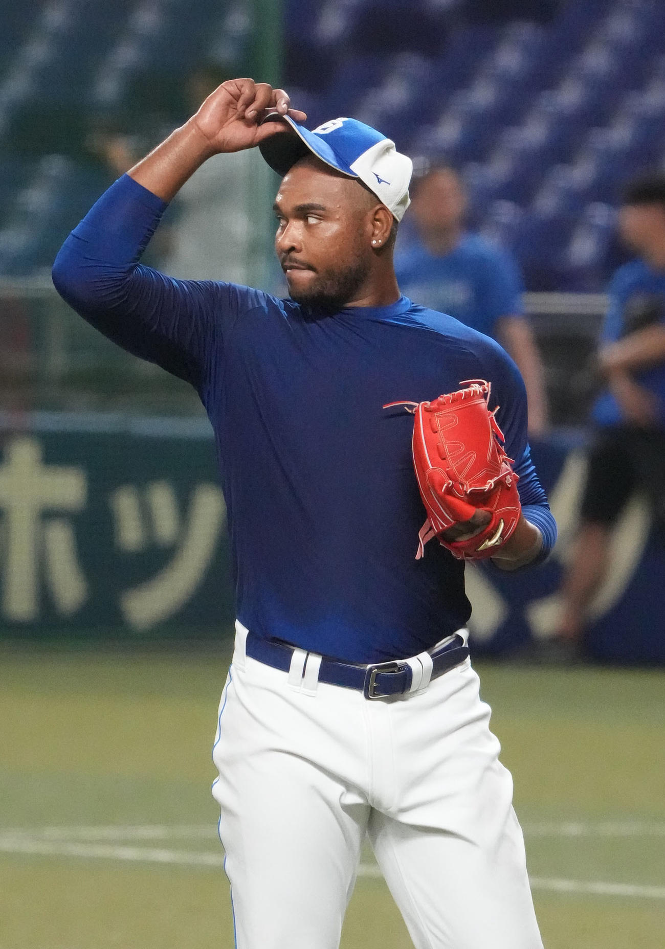 バンテリンドームのマウンドで投球練習を行ったフェリス（撮影・森本幸一）