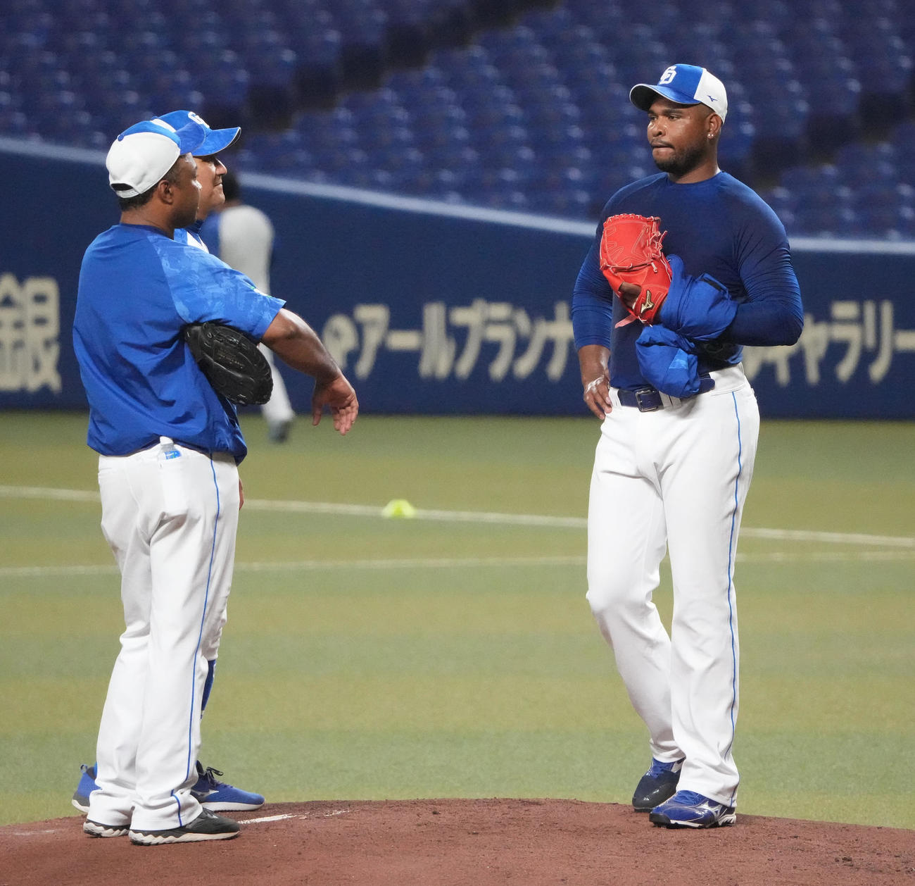 バンテリンドームのマウンドで投球練習を行い落合ヘッド兼投手コーチ（左から2人目）と言葉を交わすフェリス（右）（撮影・森本幸一）