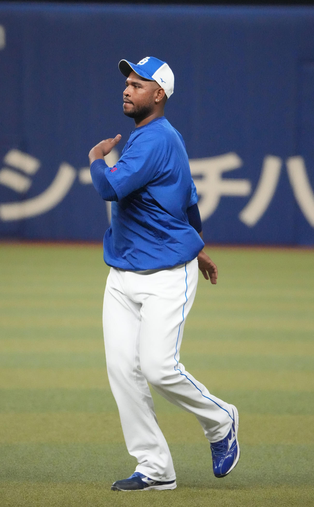 ランニングで体をほぐすフェリス（撮影・森本幸一）