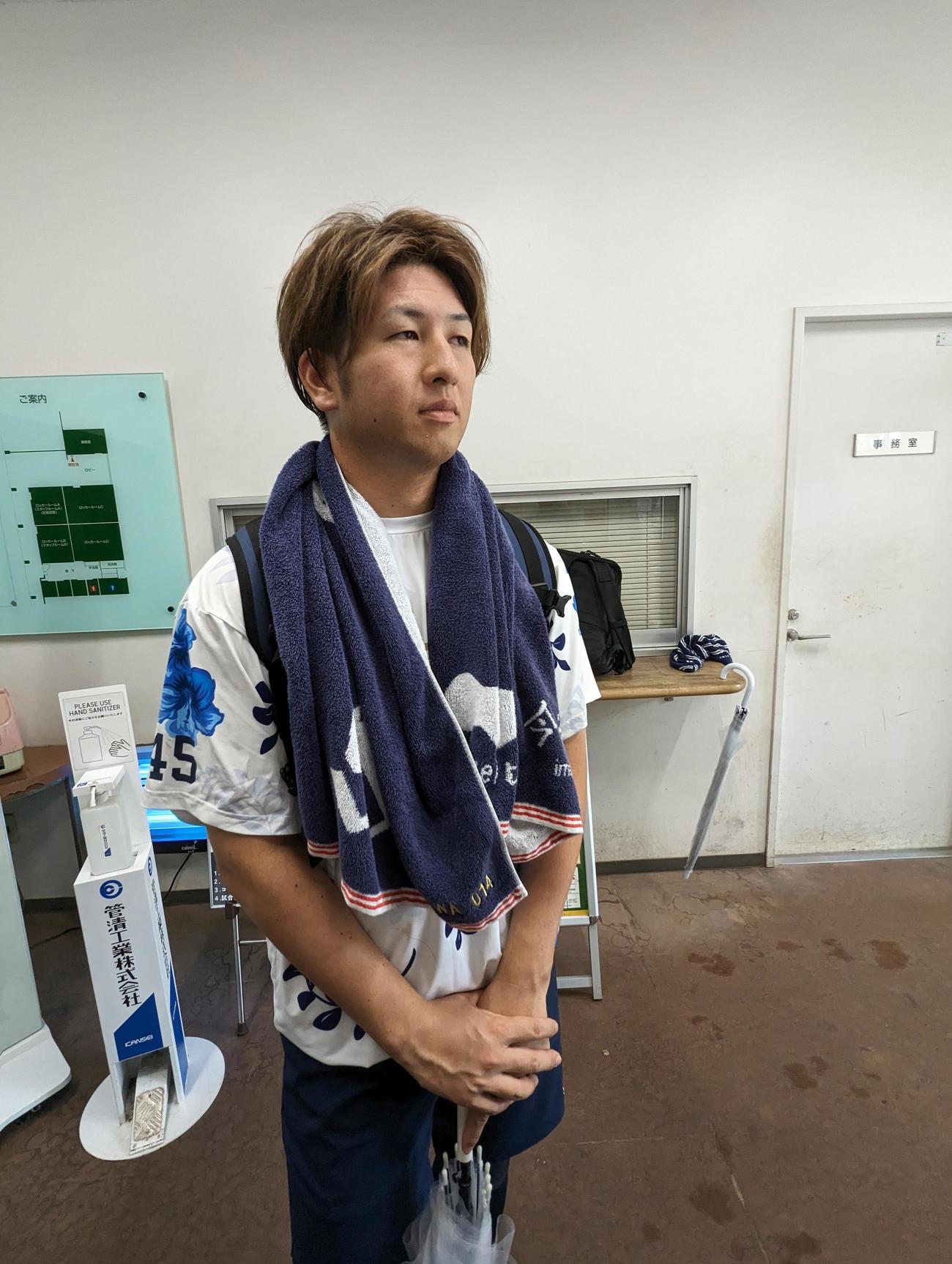 神宮外苑の室内練習場で取材を受けるヤクルト小沢怜史投手（撮影・三須一紀）