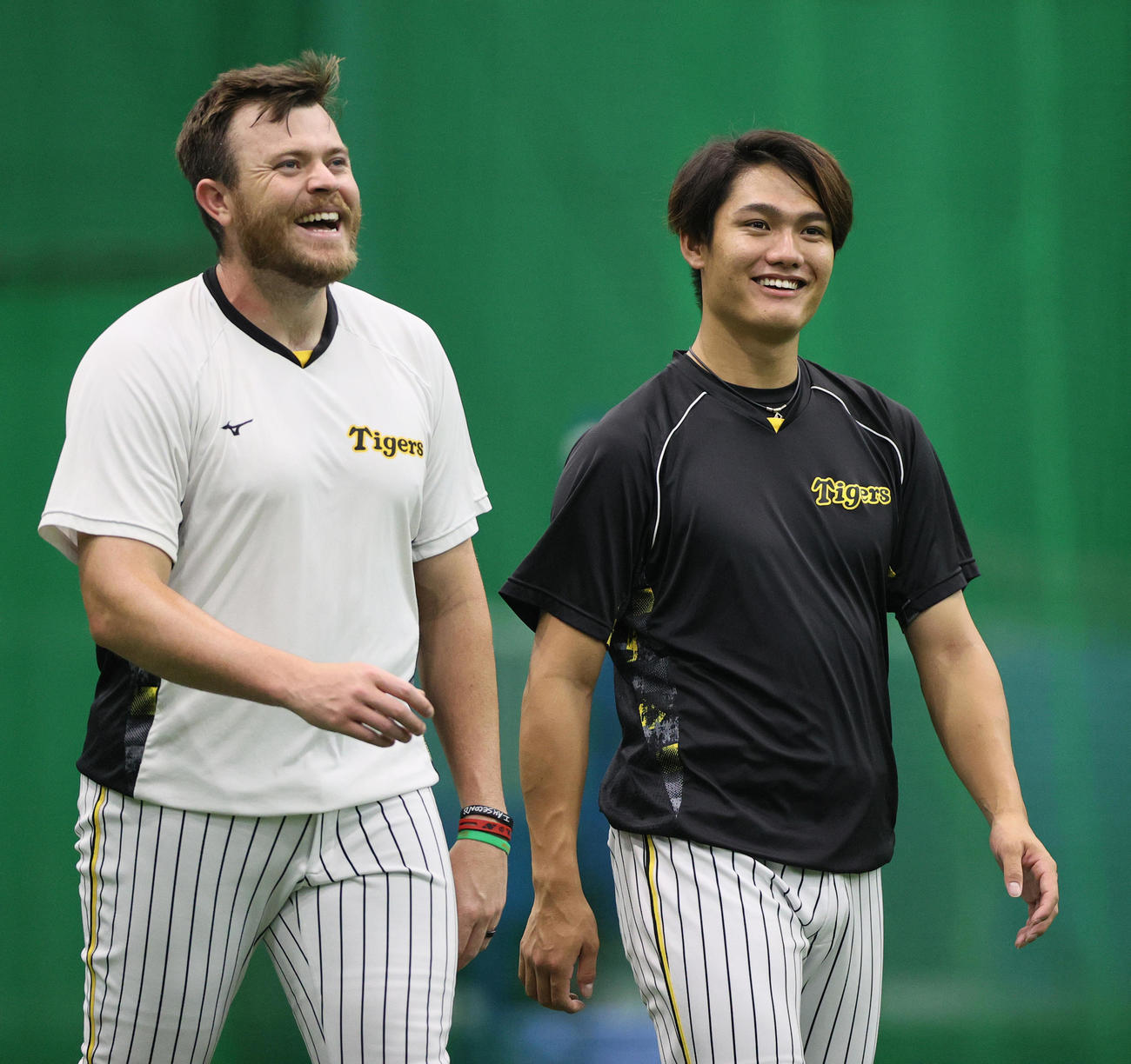 笑顔で練習を行う阪神ビーズリー（左）と西純（撮影・上山淳一）