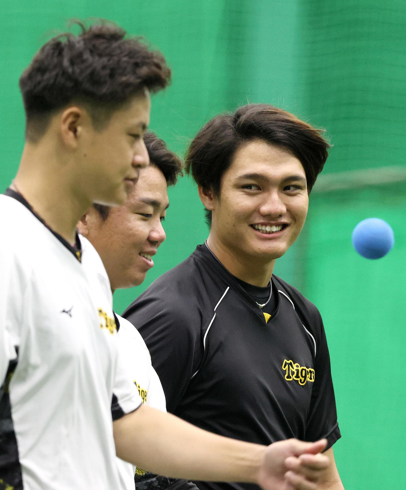 阪神投手指名練習でリラックスした表情を見せる、左から大竹、村上、西純（撮影・上山淳一）