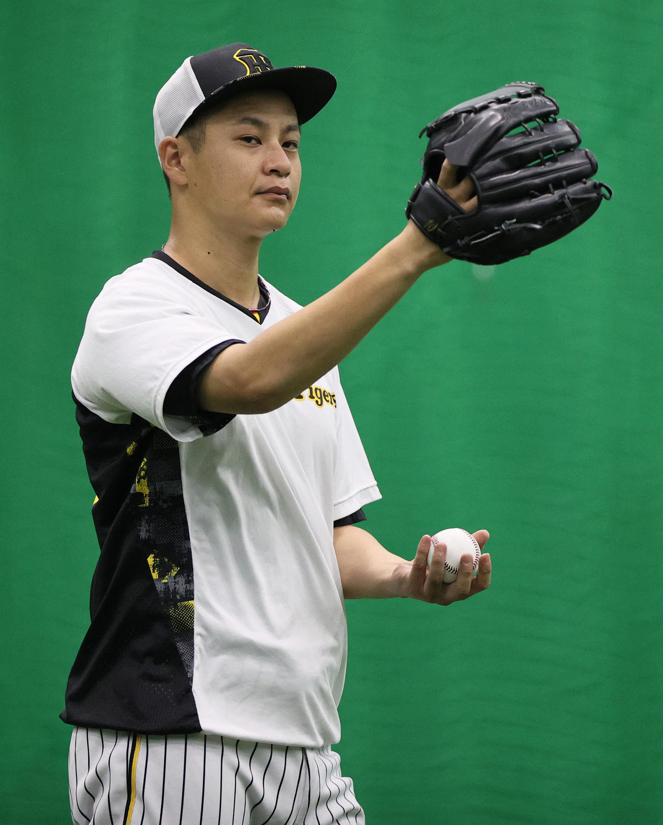 投手指名練習でキャッチボールする阪神大竹（撮影・上山淳一）