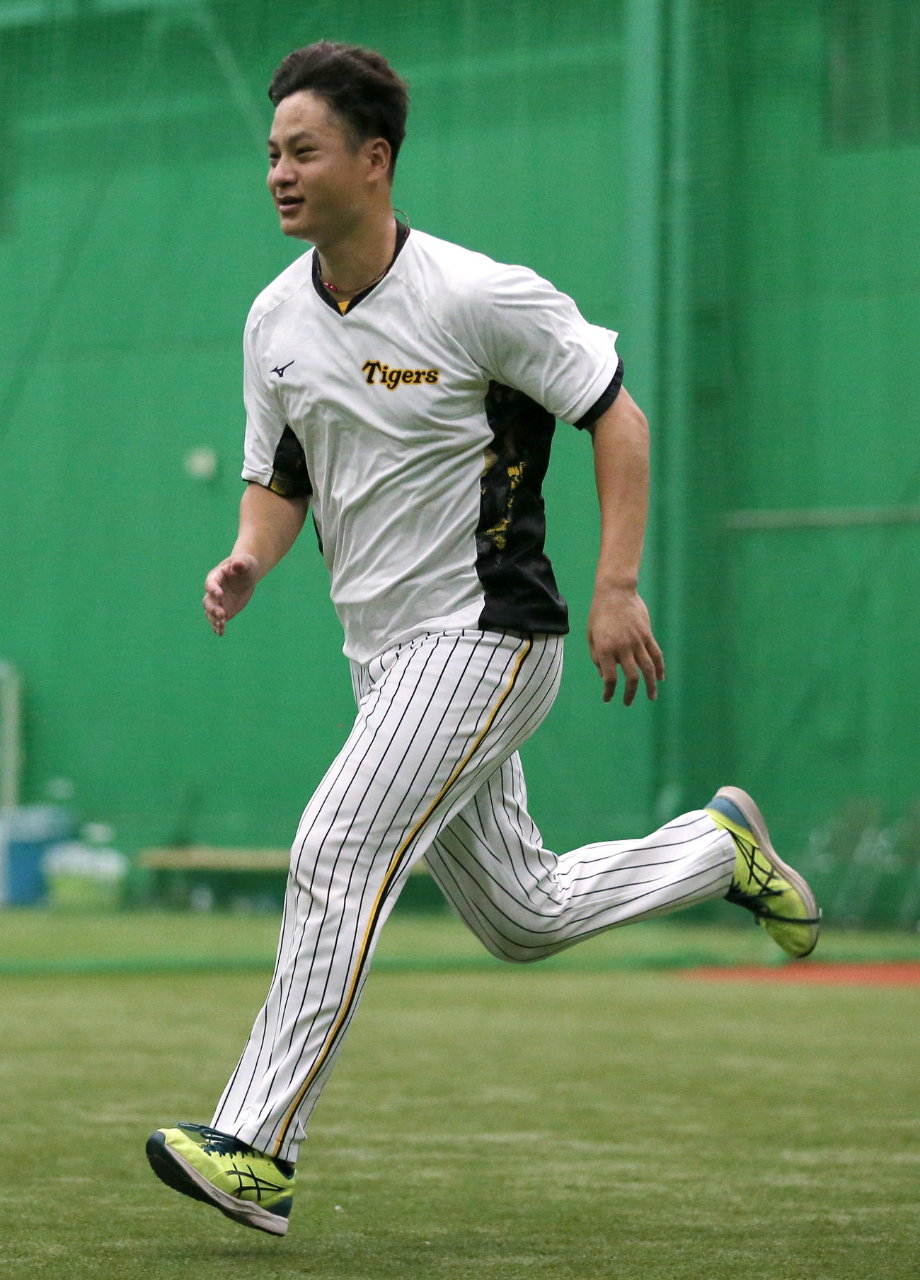投手指名練習でダッシュする阪神大竹（撮影・上山淳一）