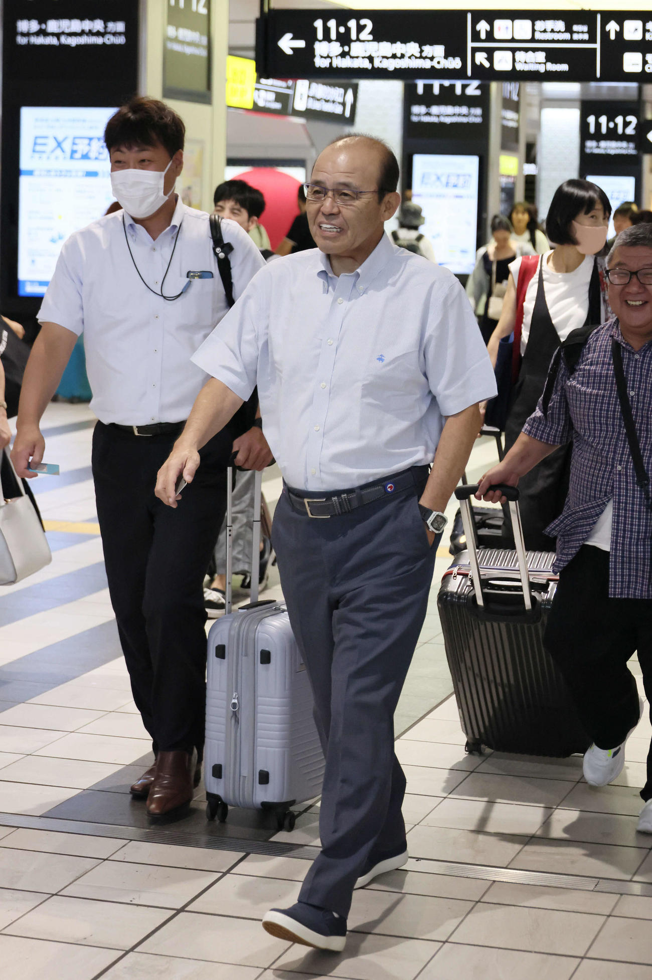 広島駅に到着した阪神岡田監督（撮影・加藤孝規）