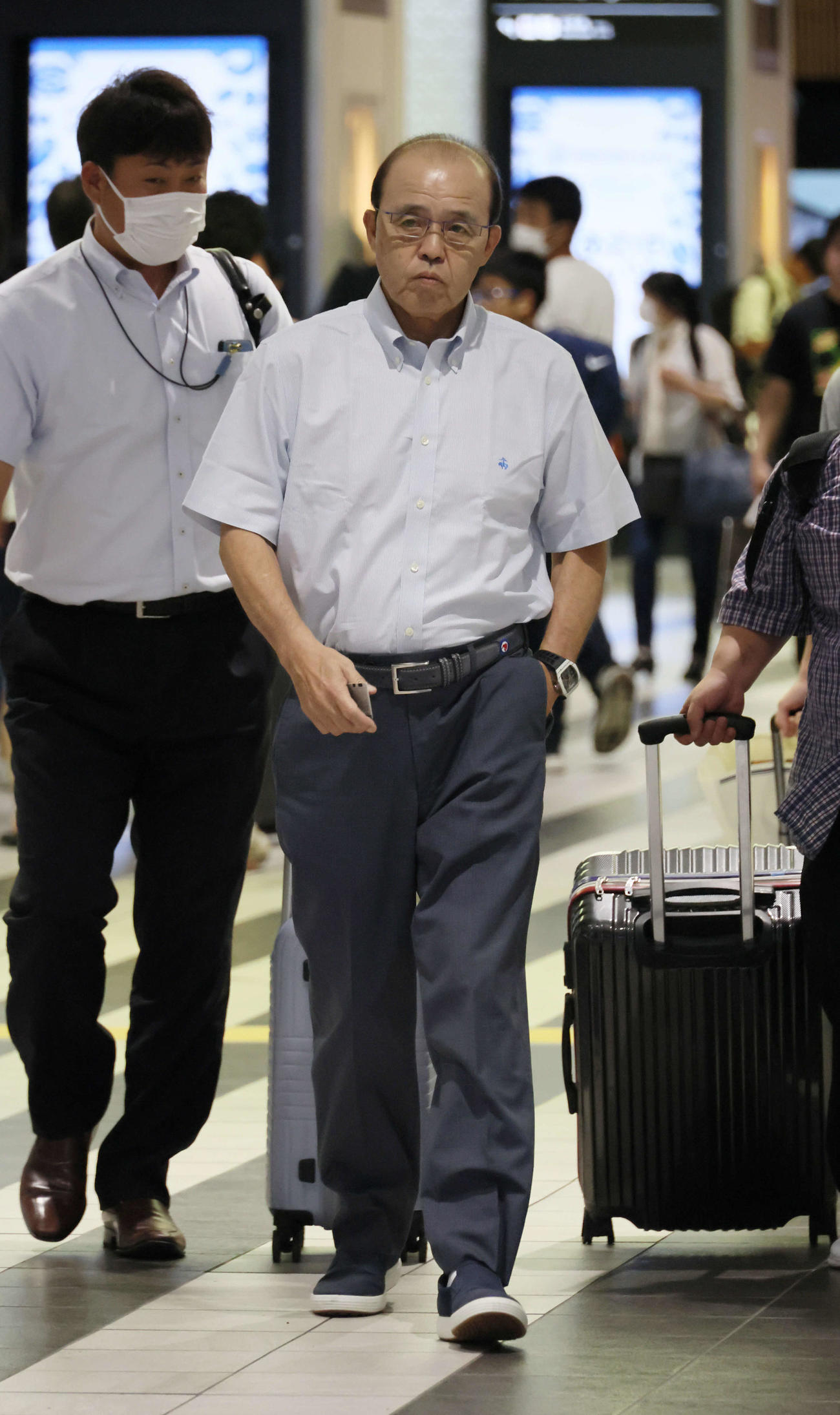 広島に到着した阪神岡田監督（撮影・加藤孝規）