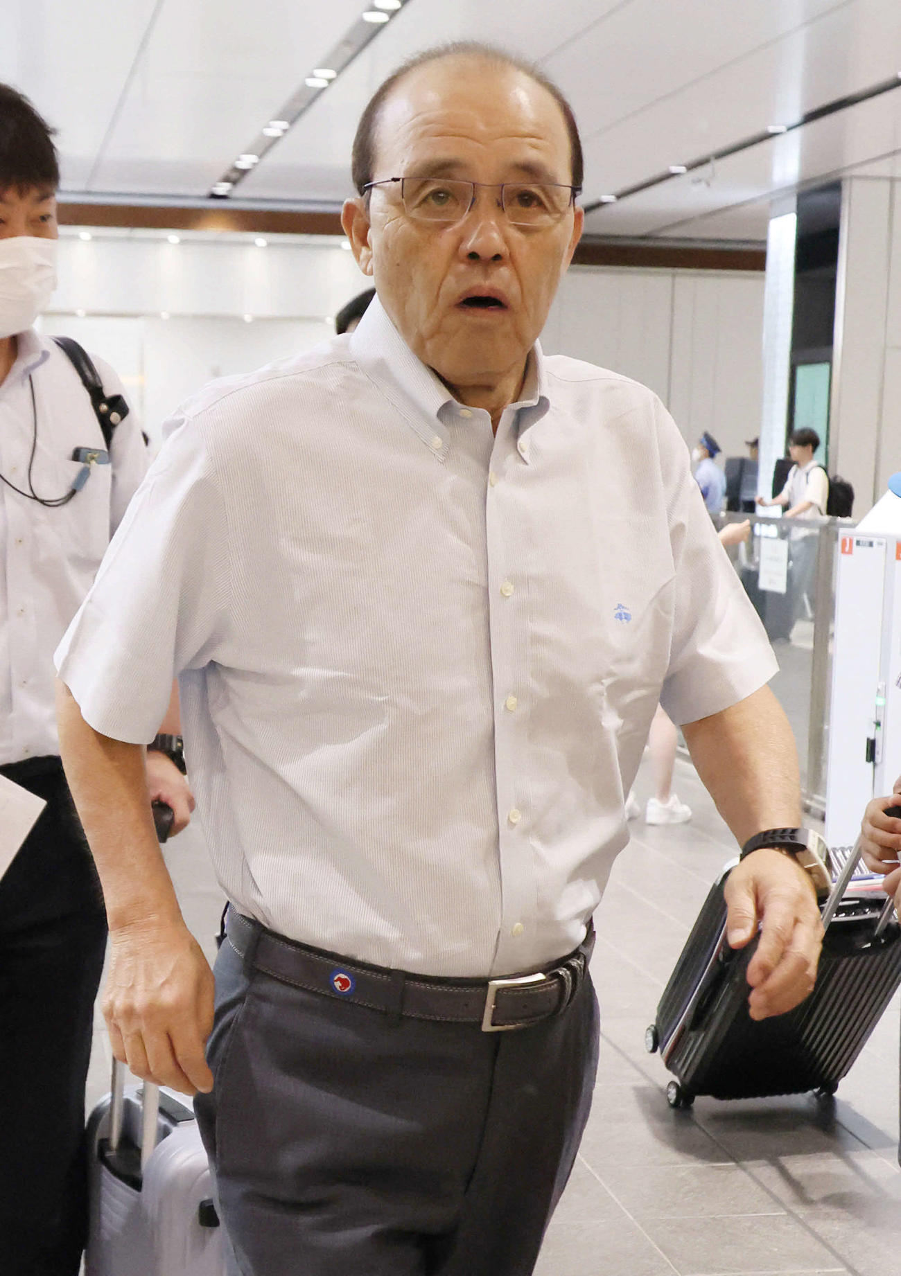 広島に到着した阪神岡田監督（撮影・加藤孝規）