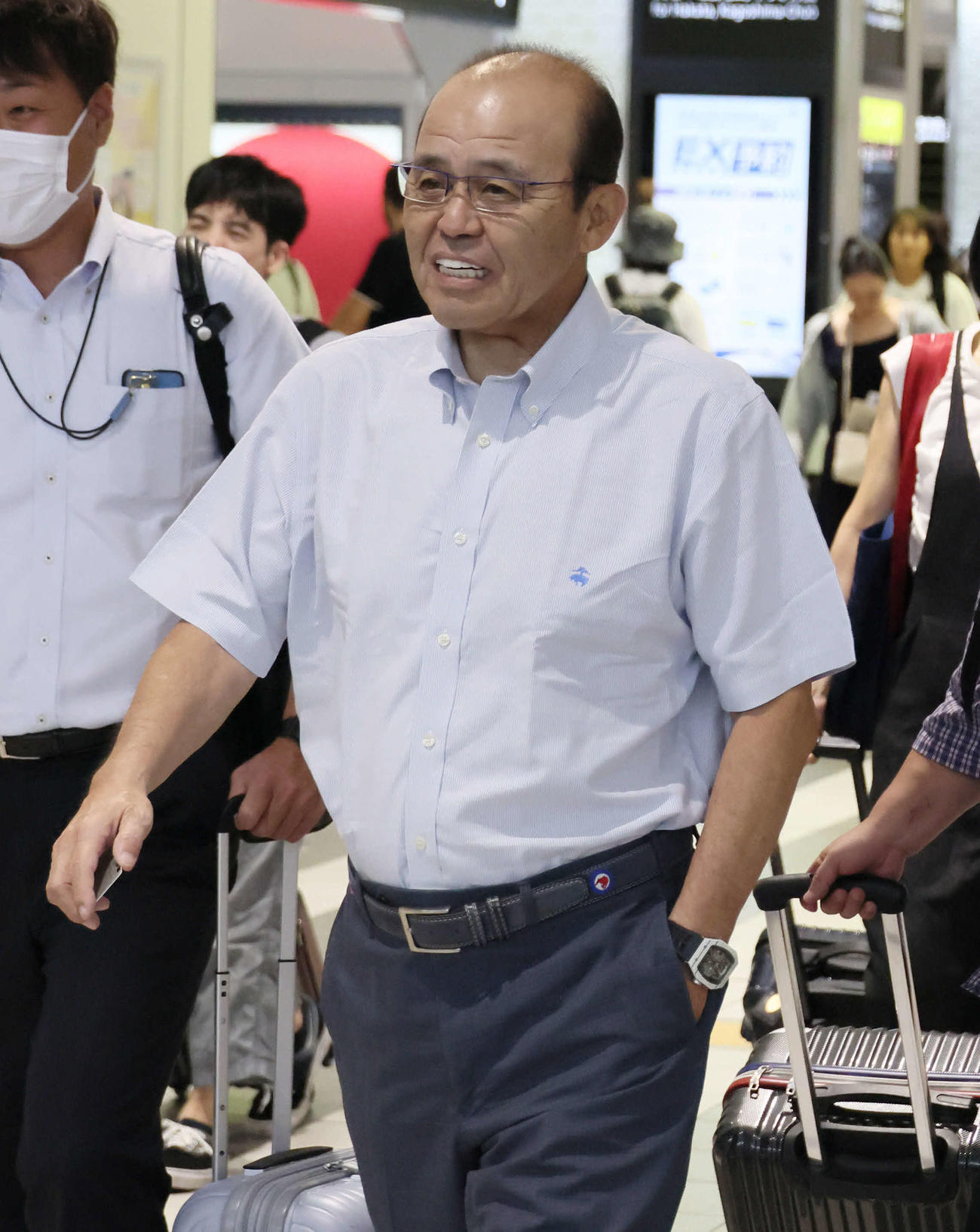 広島に到着した阪神岡田監督（撮影・加藤孝規）