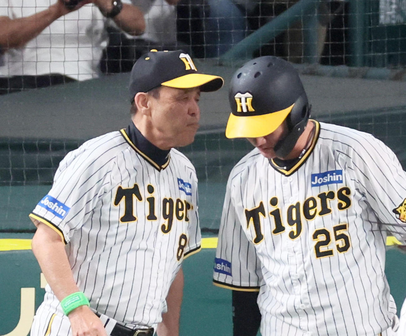 渡辺諒（右）に言葉をかける岡田監督（2023年7月撮影）