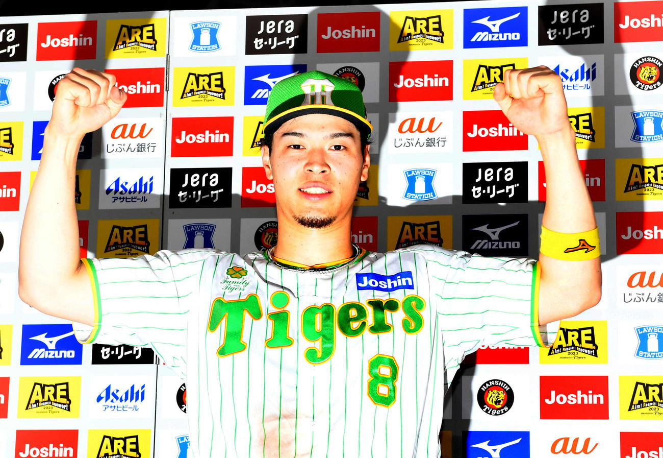 23年8月12日、プロ初のサヨナラ打、ヒーローの佐藤輝明は笑顔でガッツポーズ