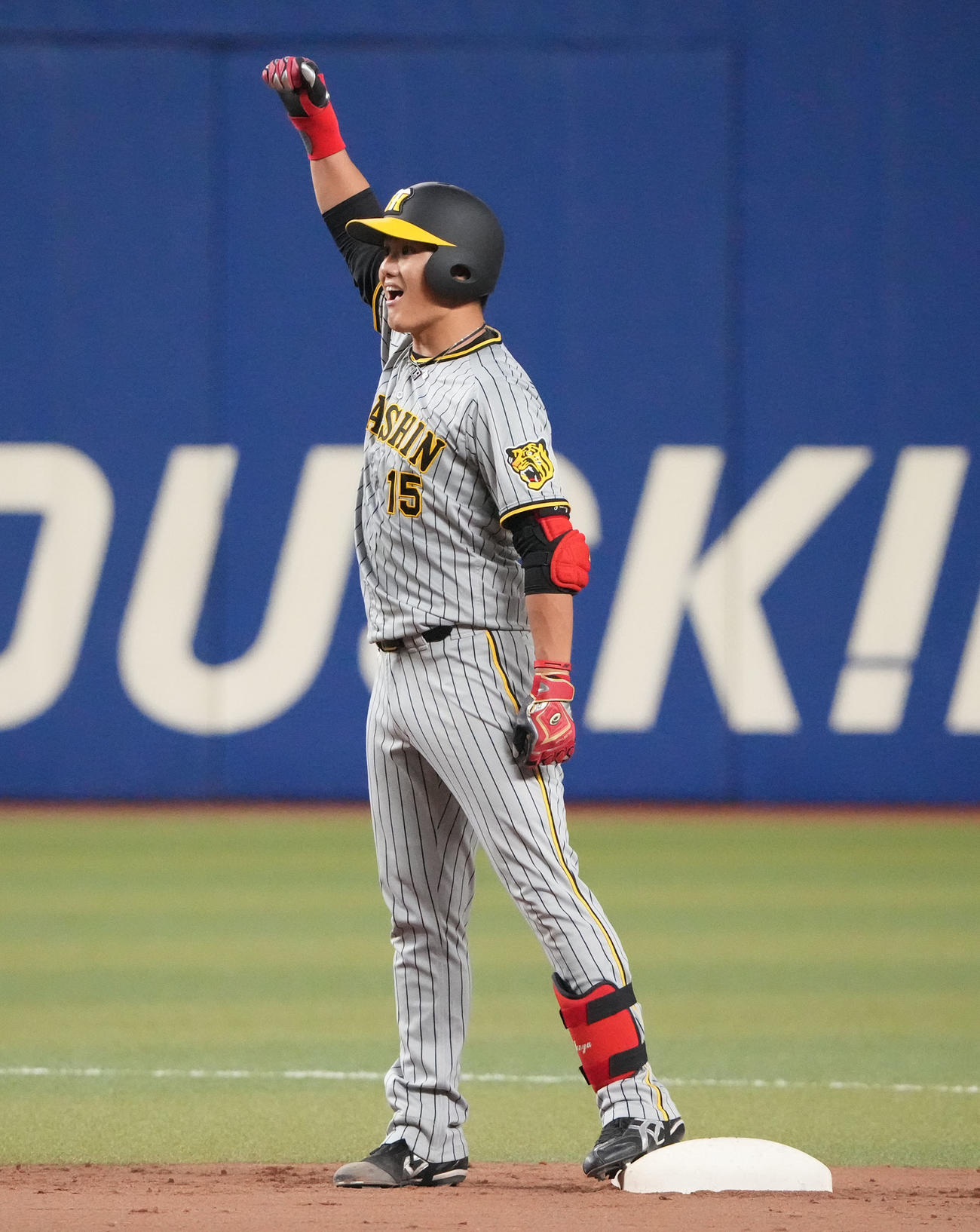 中日対阪神　6回表阪神2死満塁、右越え3点適時二塁打を放った西純（撮影・森本幸一）