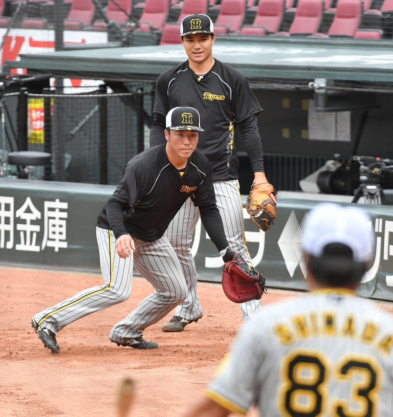 広島対阪神　ノックを受ける長坂（左）と栄枝（撮影・岩下翔太）