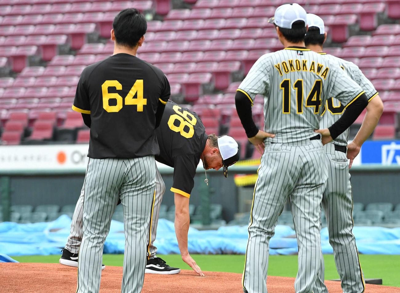 広島対阪神　マツダスタジアムのマウンドを確認するブルワー（撮影・岩下翔太）