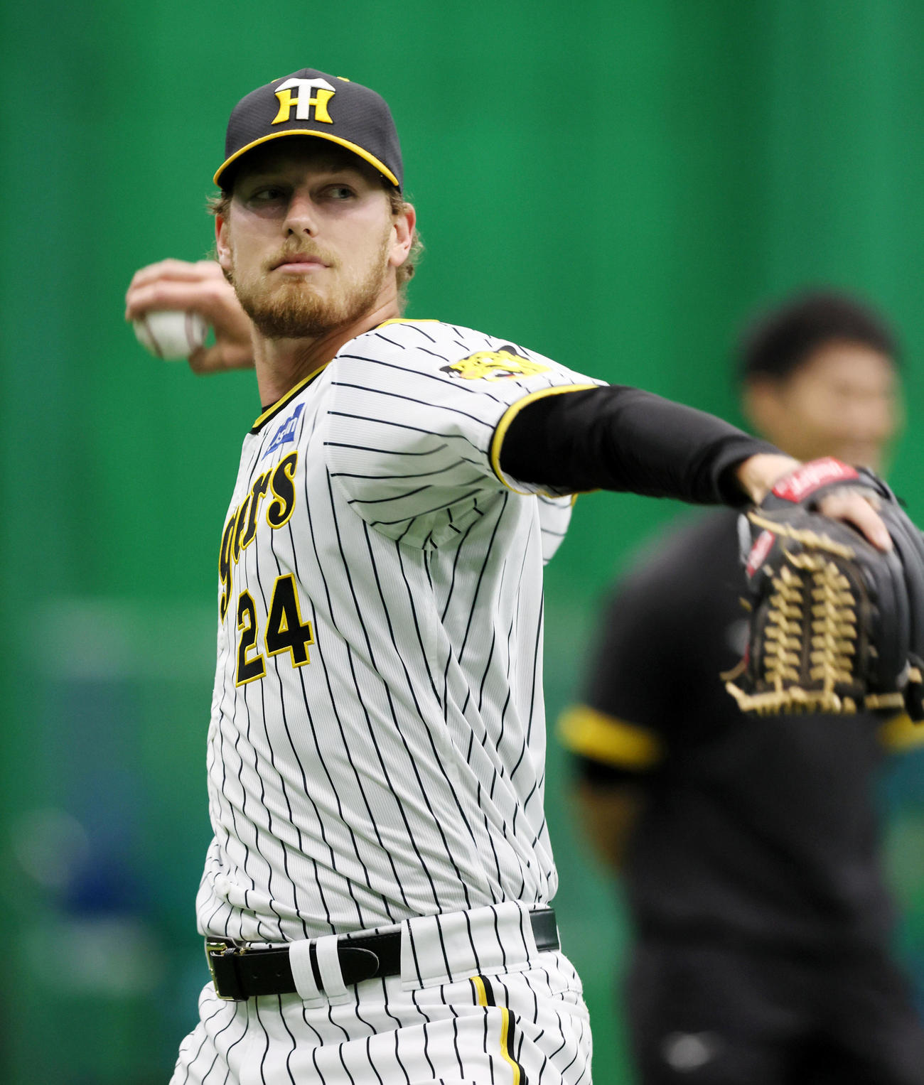キャッチボールするブライアン・ケラー（撮影・加藤哉）＝2023年3月23日＝甲子園球場