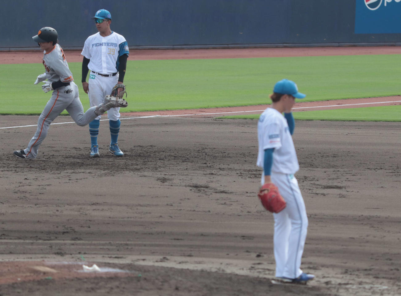 日本ハム対巨人　7回表巨人1死　巨人岡田から左中間にソロ本塁打を浴びた日本ハム矢沢（右）（撮影・佐瀬百合子）