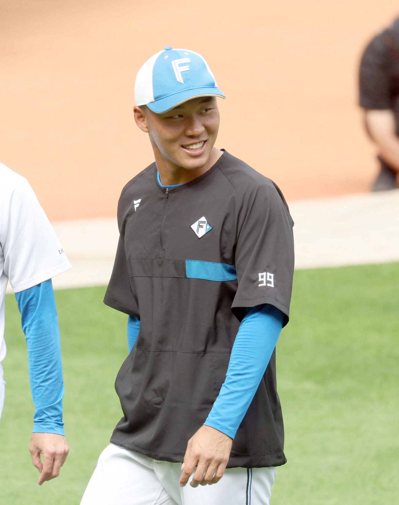 日本ハム対ロッテ　試合前、一軍に合流し笑顔を見せる日本ハム王柏融（撮影・佐藤翔太）