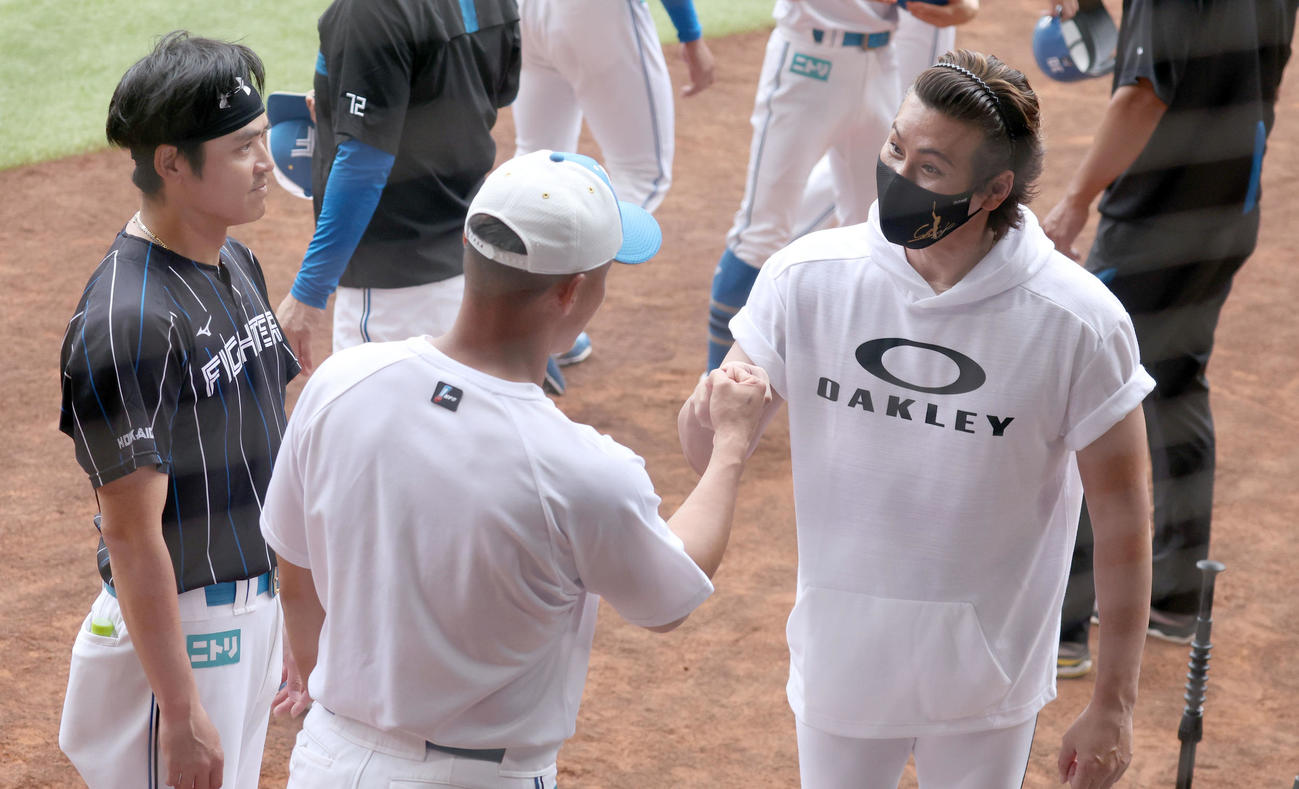 日本ハム対ロッテ　試合前、グータッチをする日本ハム王柏融（左手前）と新庄監督（撮影・佐藤翔太）