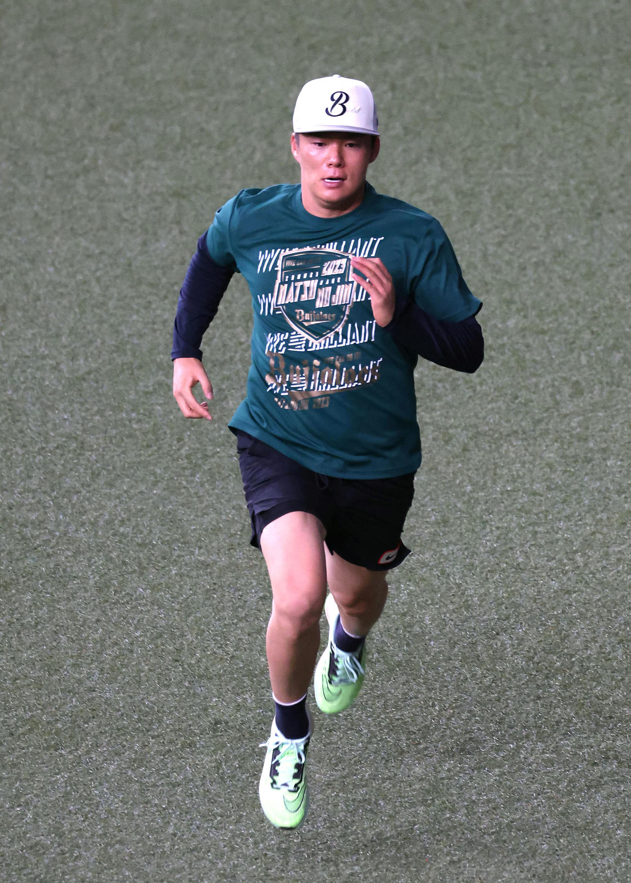 ダッシュして汗を流すオリックス山本（撮影・白石智彦）